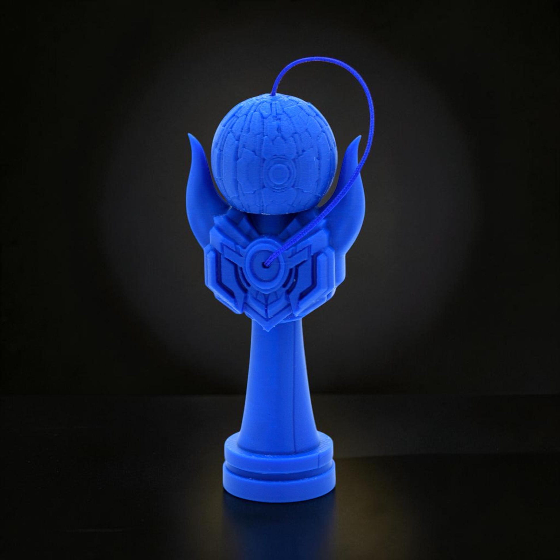 Kendama Geeker Iron S albastru, din plastic, cu design inspirat de armură, pentru control și precizie.