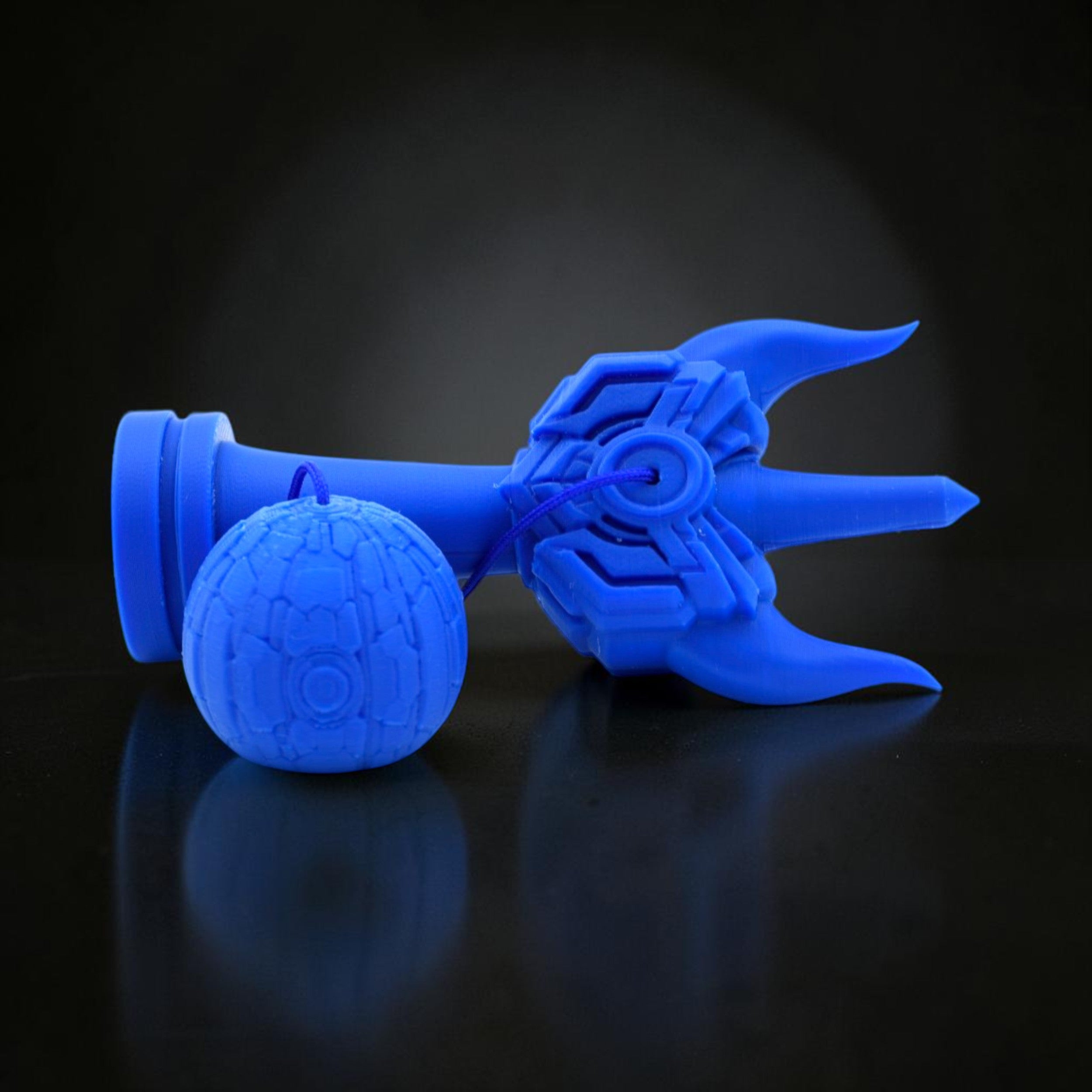 Kendama Geeker Iron S albastru, din plastic, cu un design futurist și detaliat, perfect pentru jucătorii avansați.
