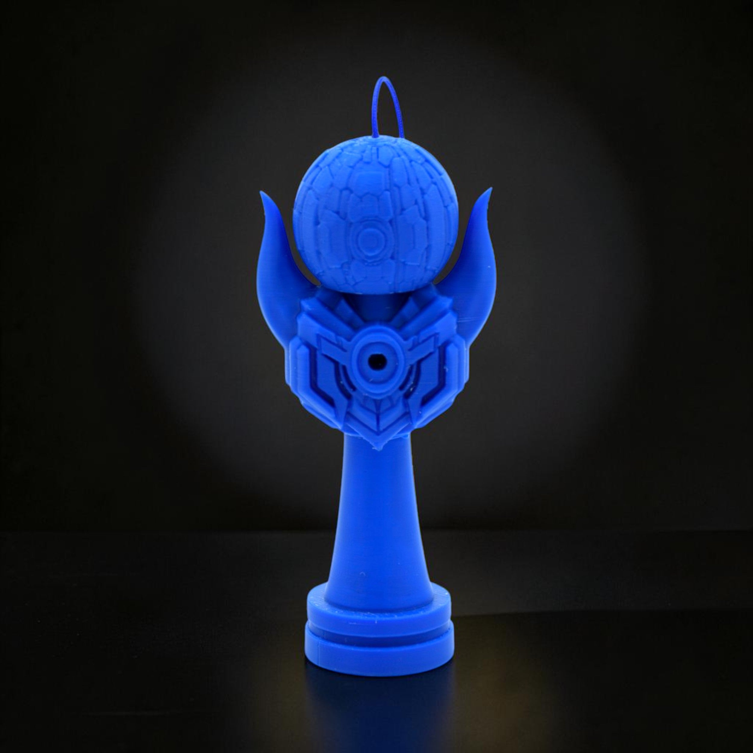 Kendama Geeker Iron S albastru, din plastic, cu design inspirat de armură, de la Tom GO
