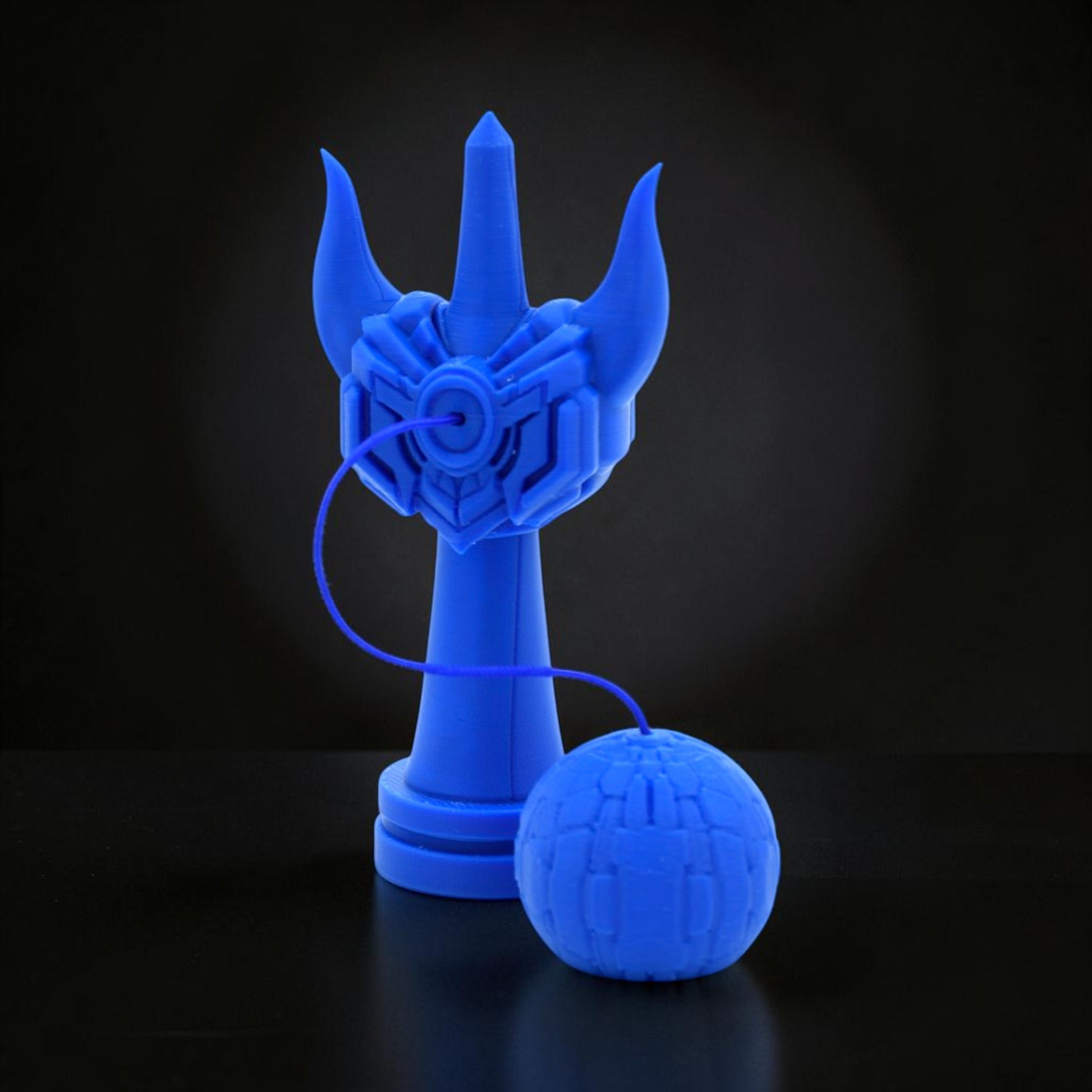 Tom GO Kendama Geeker Iron S, albastru, din plastic, cu design futurist, ideal pentru jocuri de precizie.