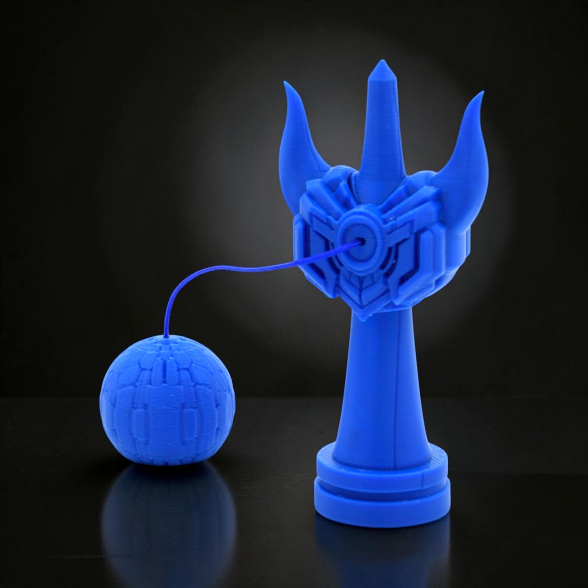 Tom GO Kendama Geeker Iron S, albastru, din plastic, cu design futurist, ideal pentru jocuri de precizie.