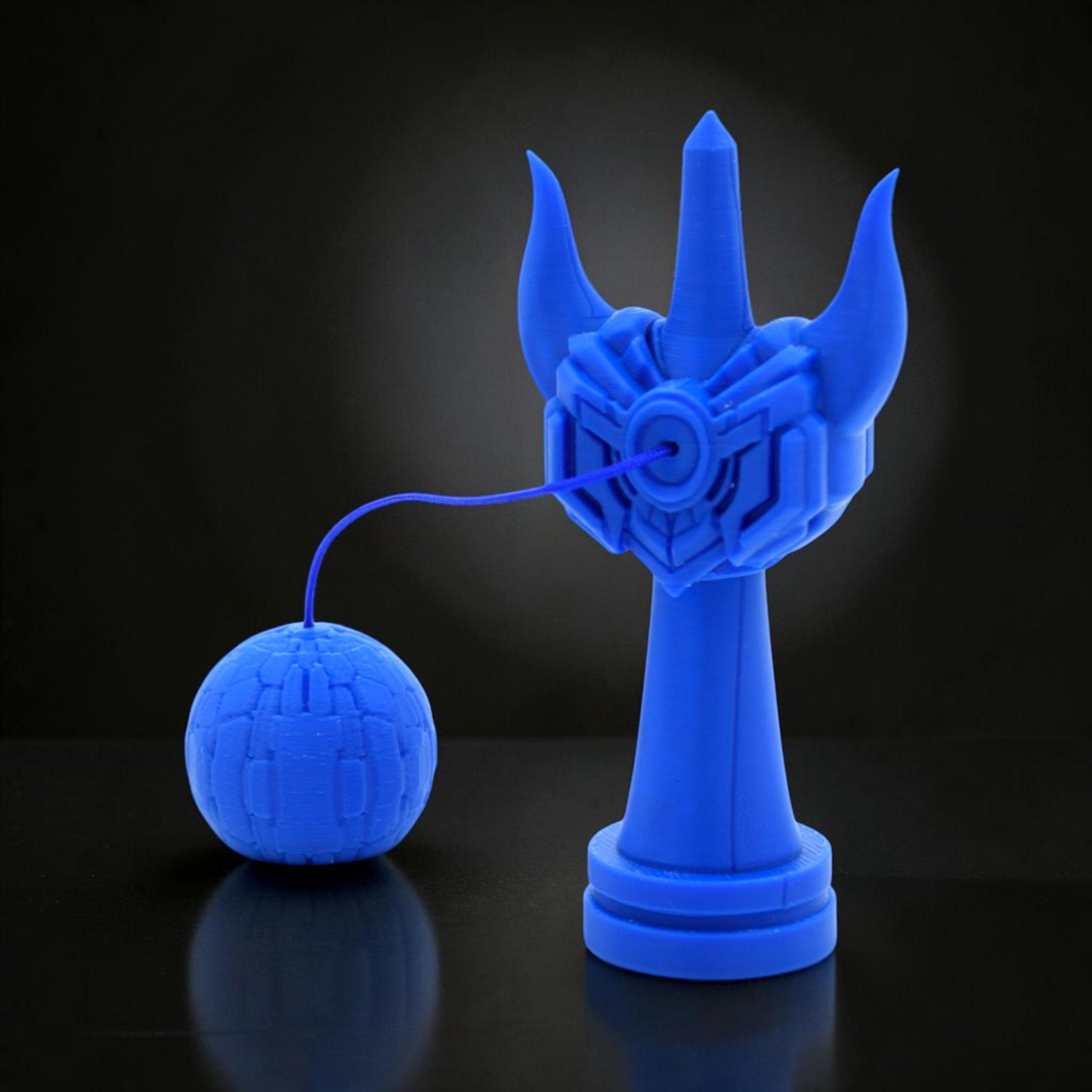 Tom GO Kendama Geeker Iron S, albastru, din plastic, cu design futurist, ideal pentru jocuri de precizie.