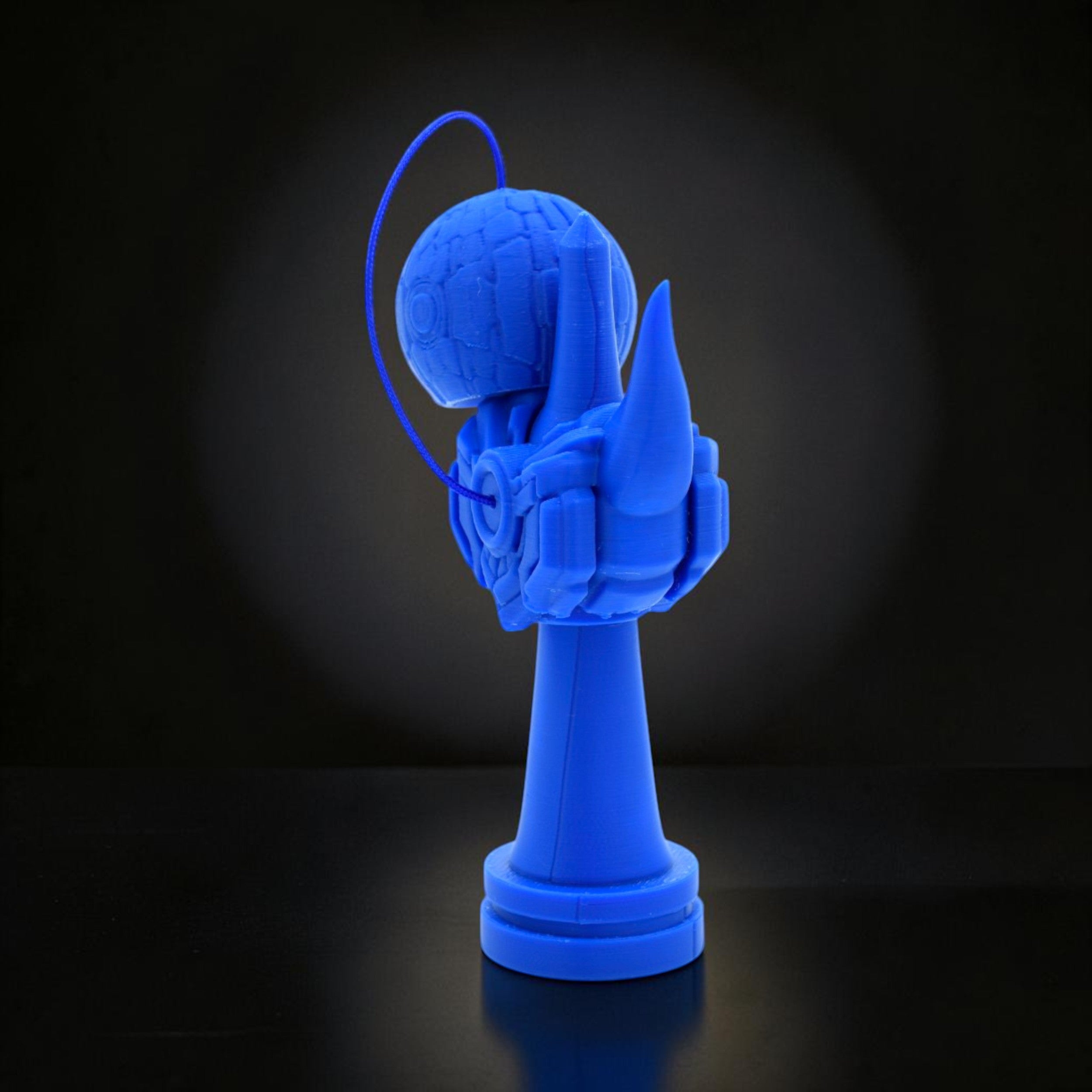 Tom GO Kendama Geeker Iron S, albastru, din plastic, cu design robotizat, ideal pentru jocuri de precizie.