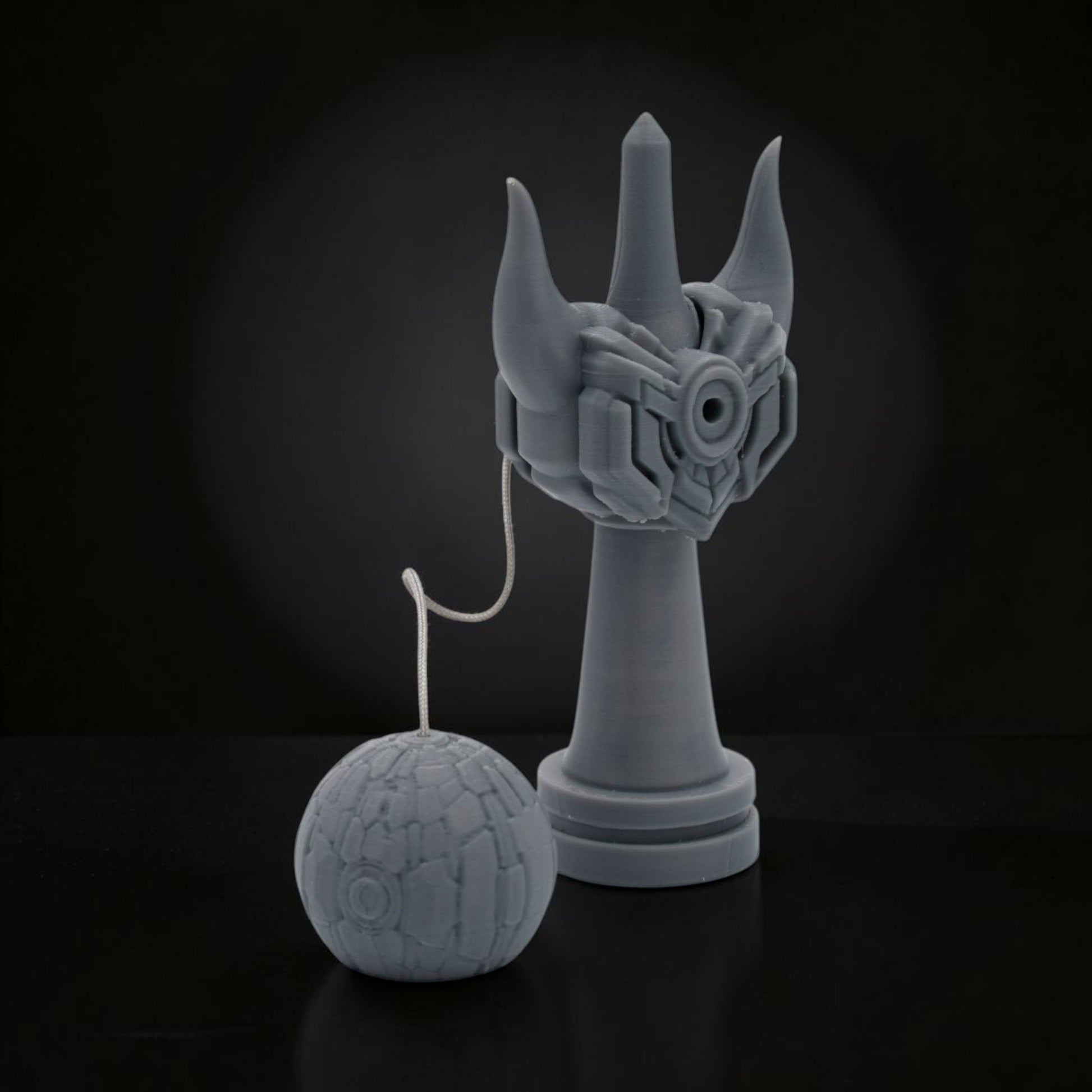 Kendama Geeker Iron S de Tom GO, gri, cu design inspirat de armură, pentru precizie și control.