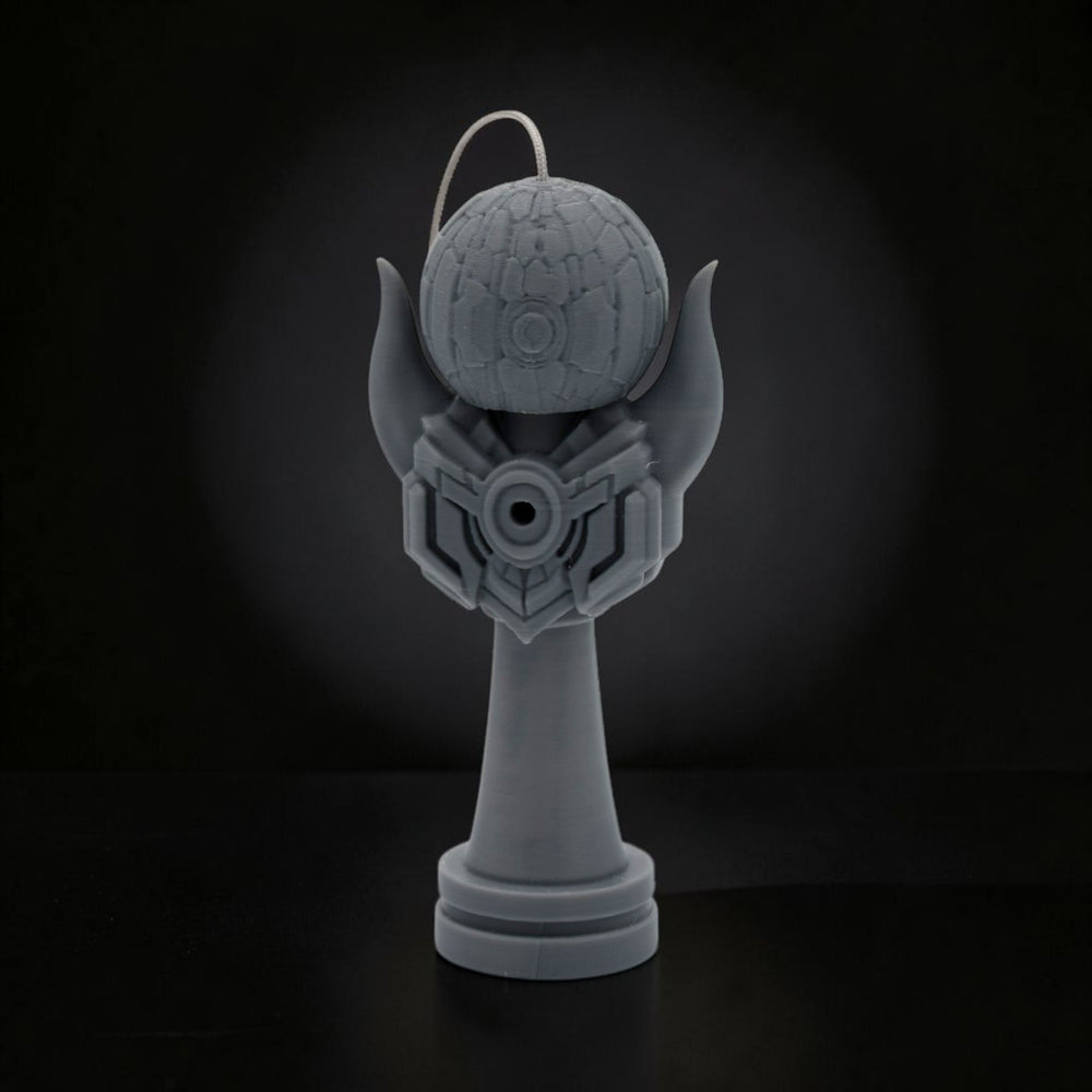 Tom GO Kendama Geeker Iron S, gri, din fier, cu un design inspirat de armură, ideal pentru control și precizie.
