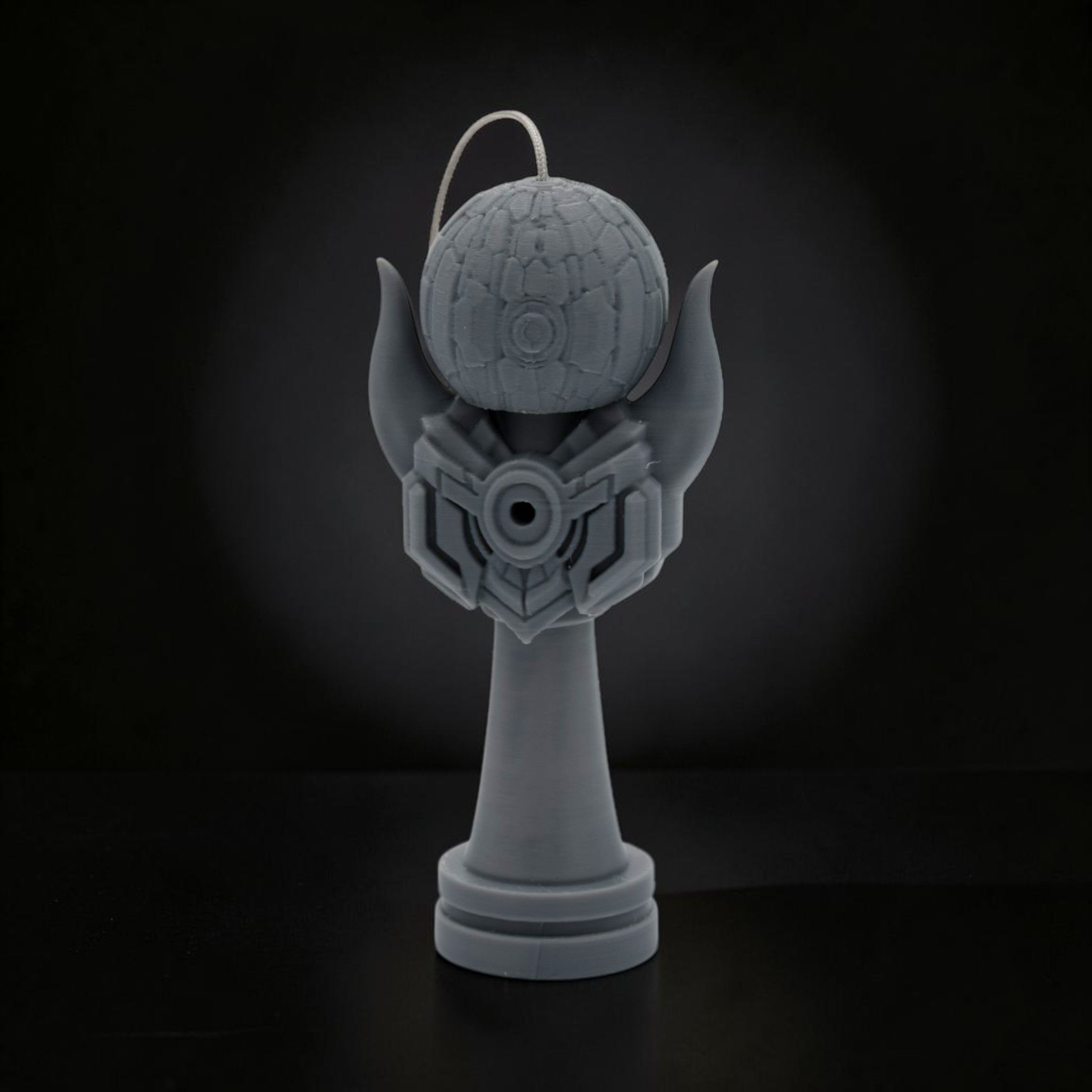 Tom GO Kendama Geeker Iron S, gri, din fier, cu un design inspirat de armură, ideal pentru control și precizie.