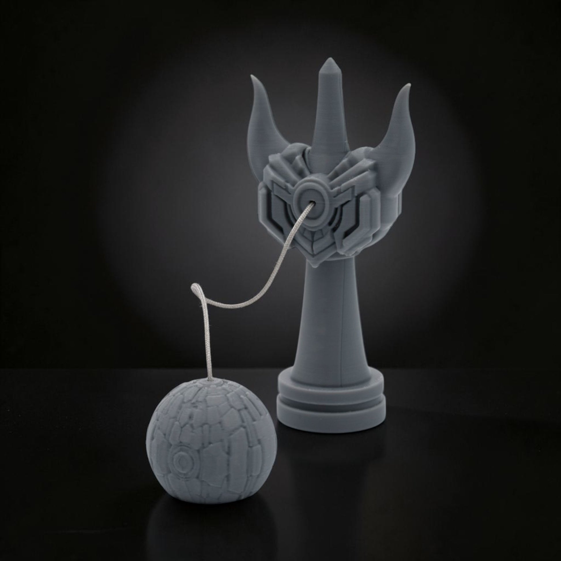 Tom Go Kendama Geeker Iron S, gri, din metal, cu design inspirat de armură, pentru control și precizie.
