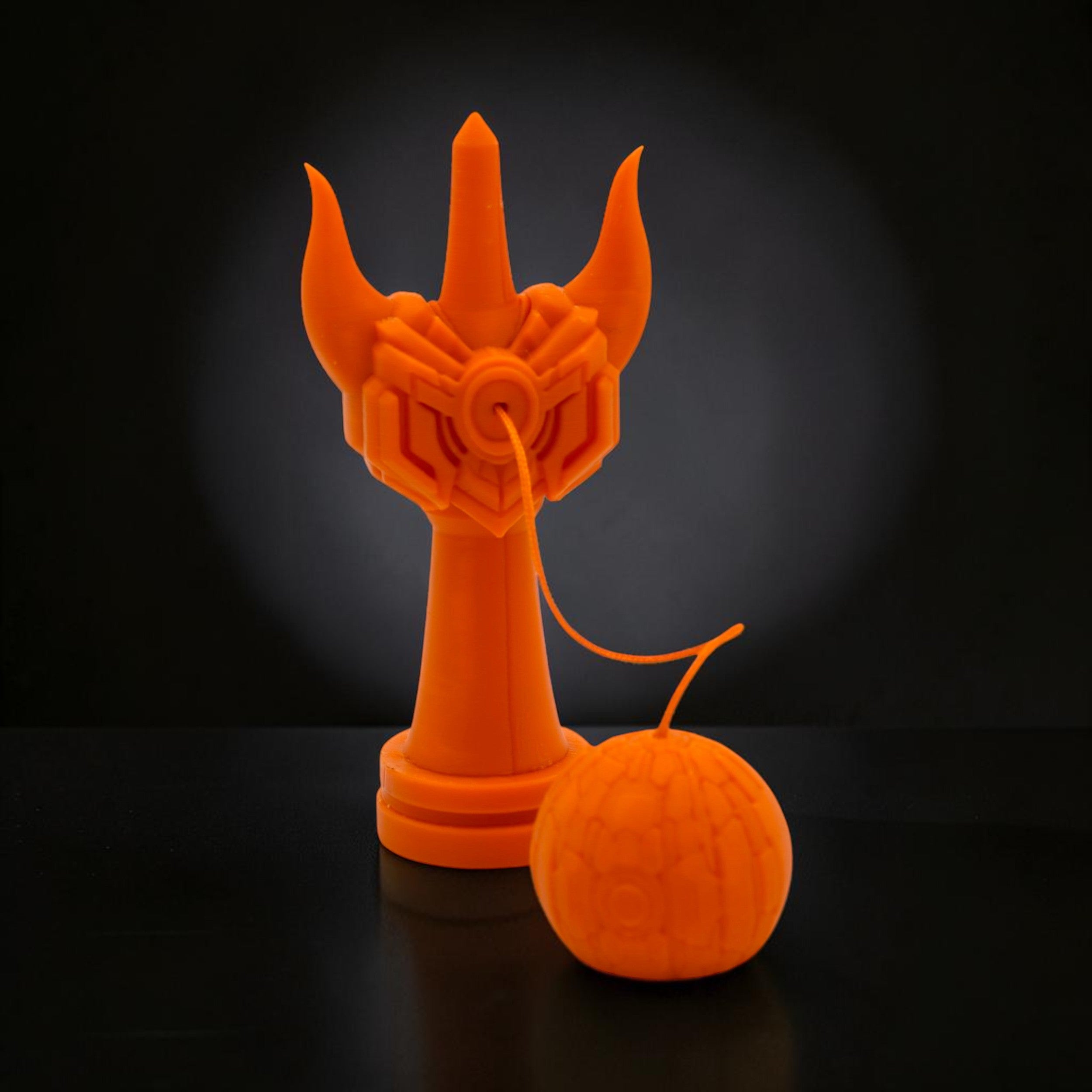Kendama Geeker Iron S de Tom GO, portocalie, cu design inspirat de armură, pentru precizie și control.