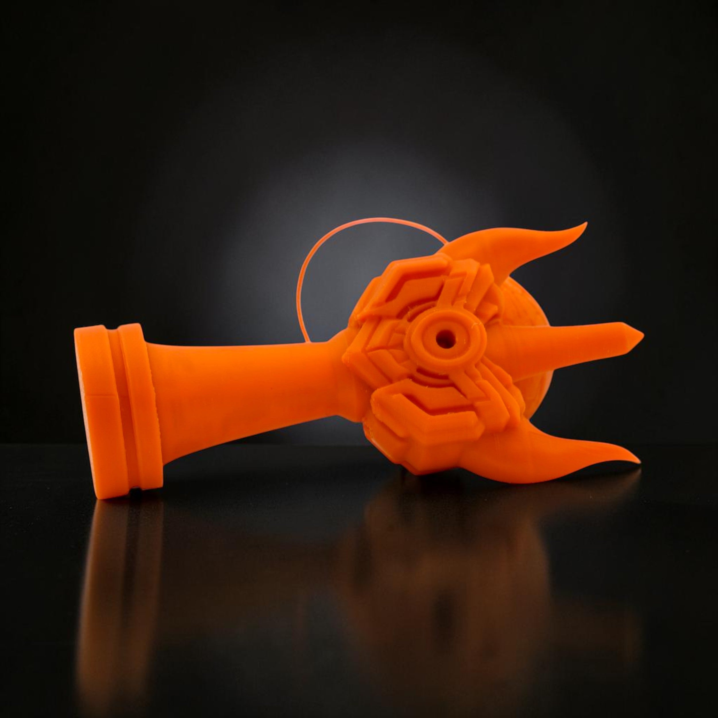 Kendama Geeker Iron S de Tom GO, portocalie, cu design inspirat de armură, pentru precizie și control.