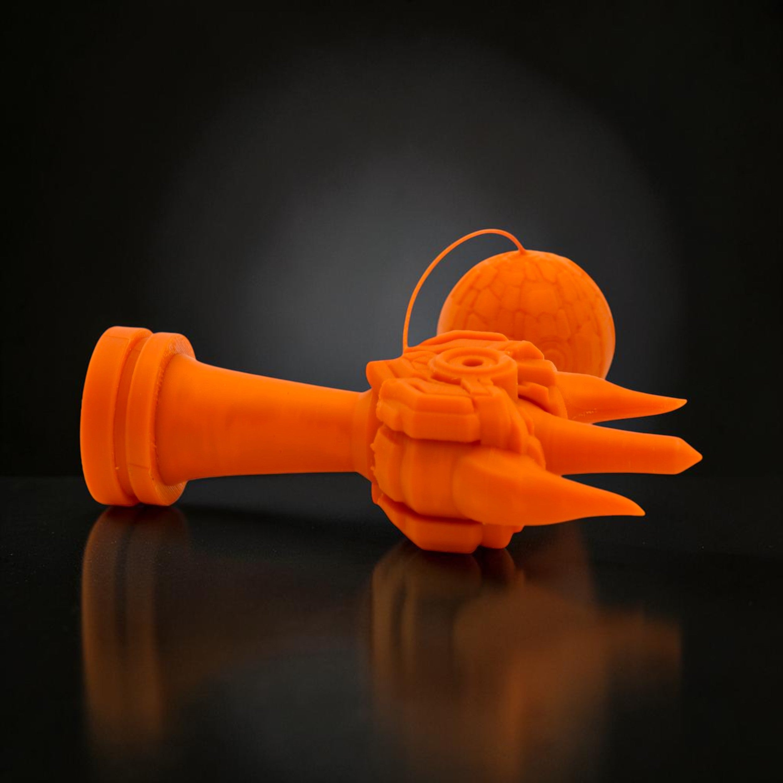 Kendama Geeker Iron S, portocalie, din plastic, cu design inspirat de armură, pentru control și precizie.