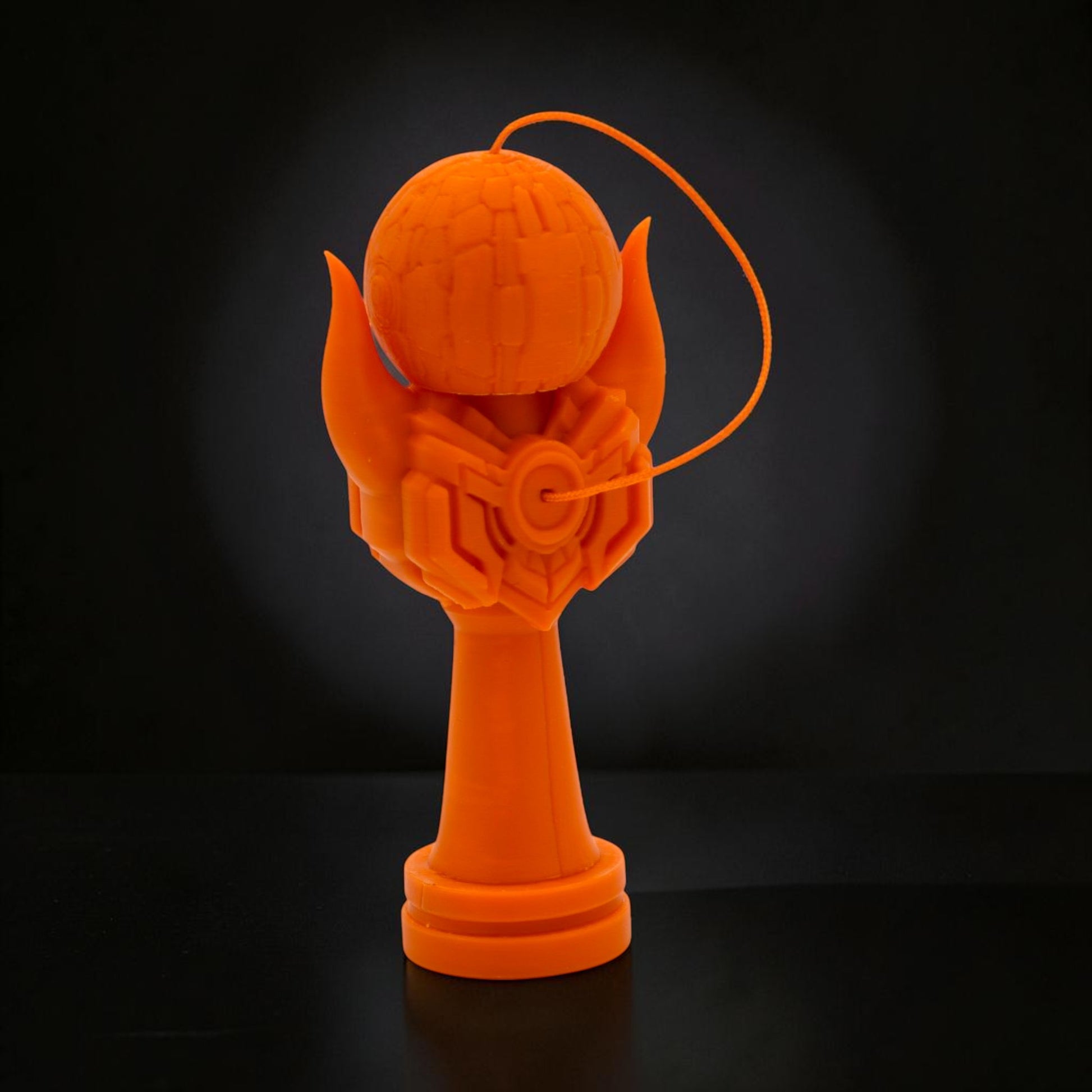 Kendama Geeker Iron S, portocalie, din plastic, cu un design futurist, ideal pentru jucătorii avansați.