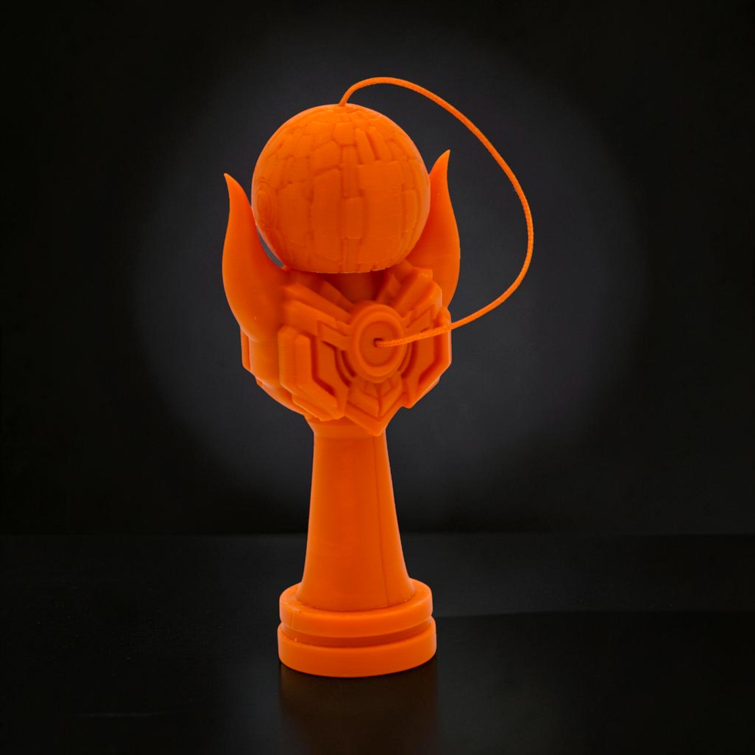 Kendama Geeker Iron S, portocalie, din plastic, cu un design futurist, ideal pentru jucătorii avansați.