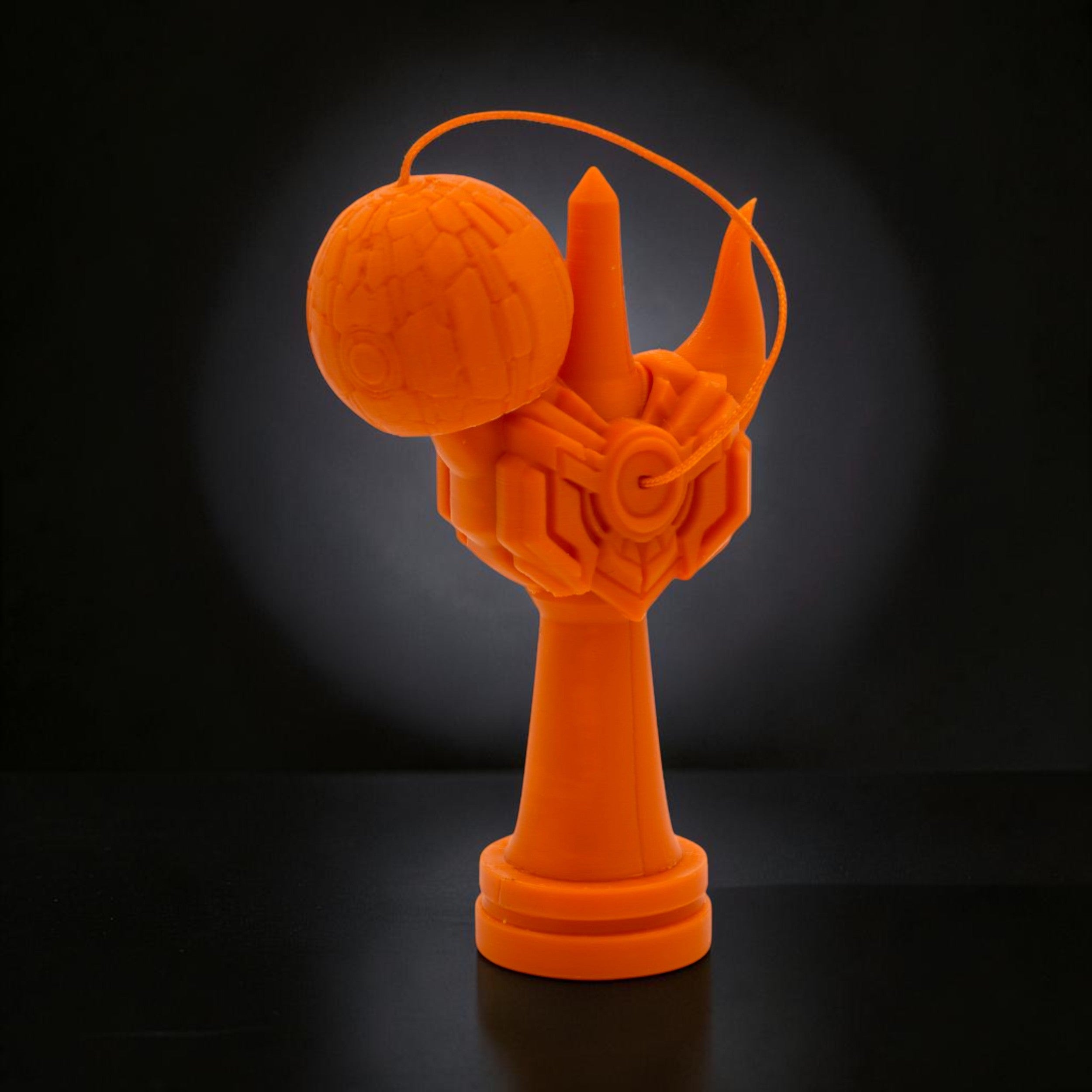 Kendama Geeker Iron S portocalie, din plastic, cu design futurist, ideală pentru performanță.