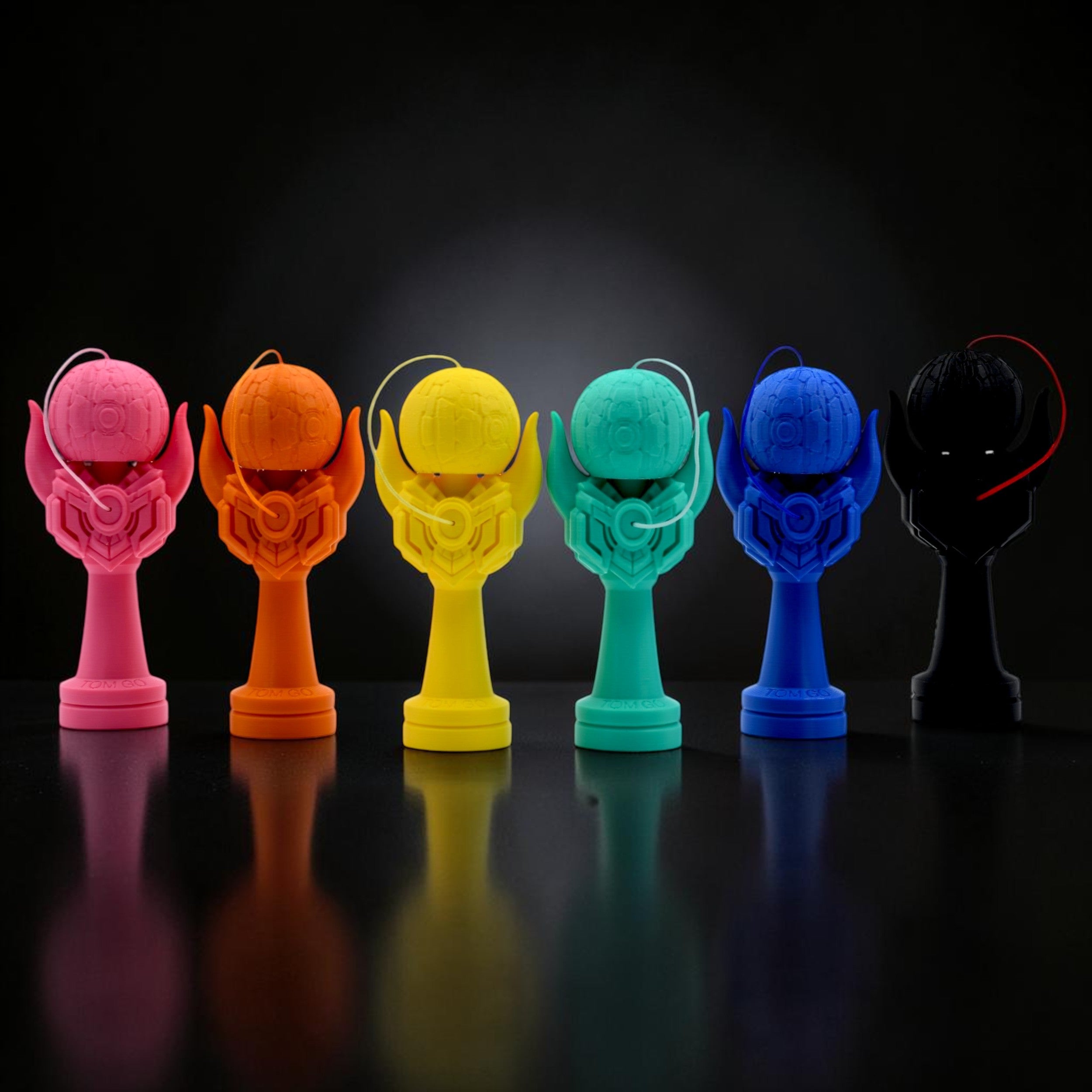 Kendama Geeker Iron S de Tom GO, disponibilă în culori vibrante: roz, portocaliu, galben, turcoaz, albastru și negru. Design modern, din plastic.