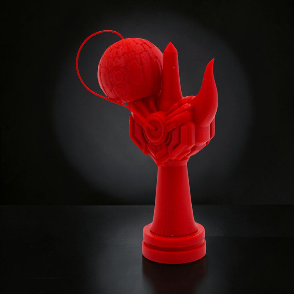 Tom GO Kendama Geeker Iron S, o piesă de colecție roșie, cu design futurist, inspirat de armură.