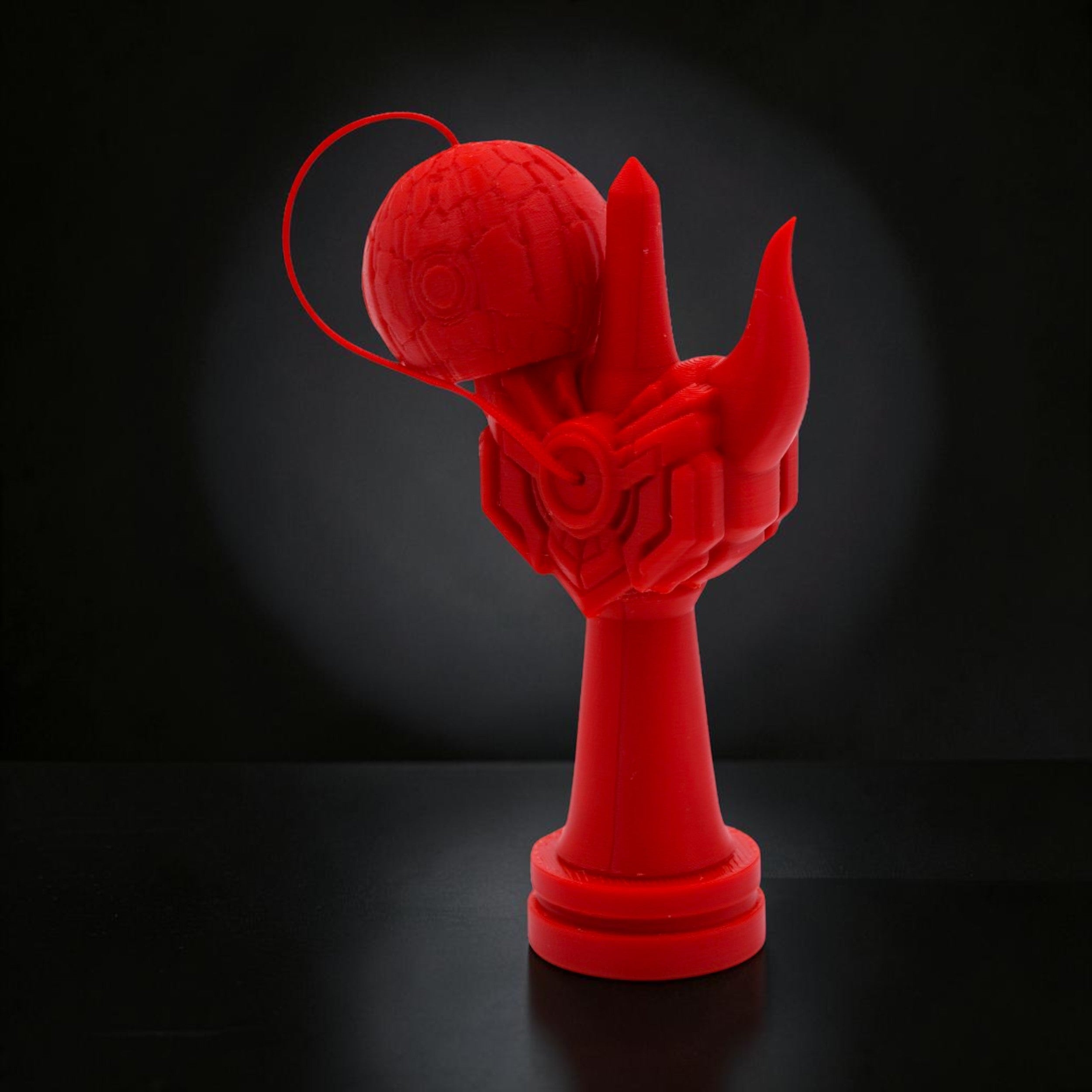 Tom GO Kendama Geeker Iron S, o piesă de colecție roșie, cu design futurist, inspirat de armură.