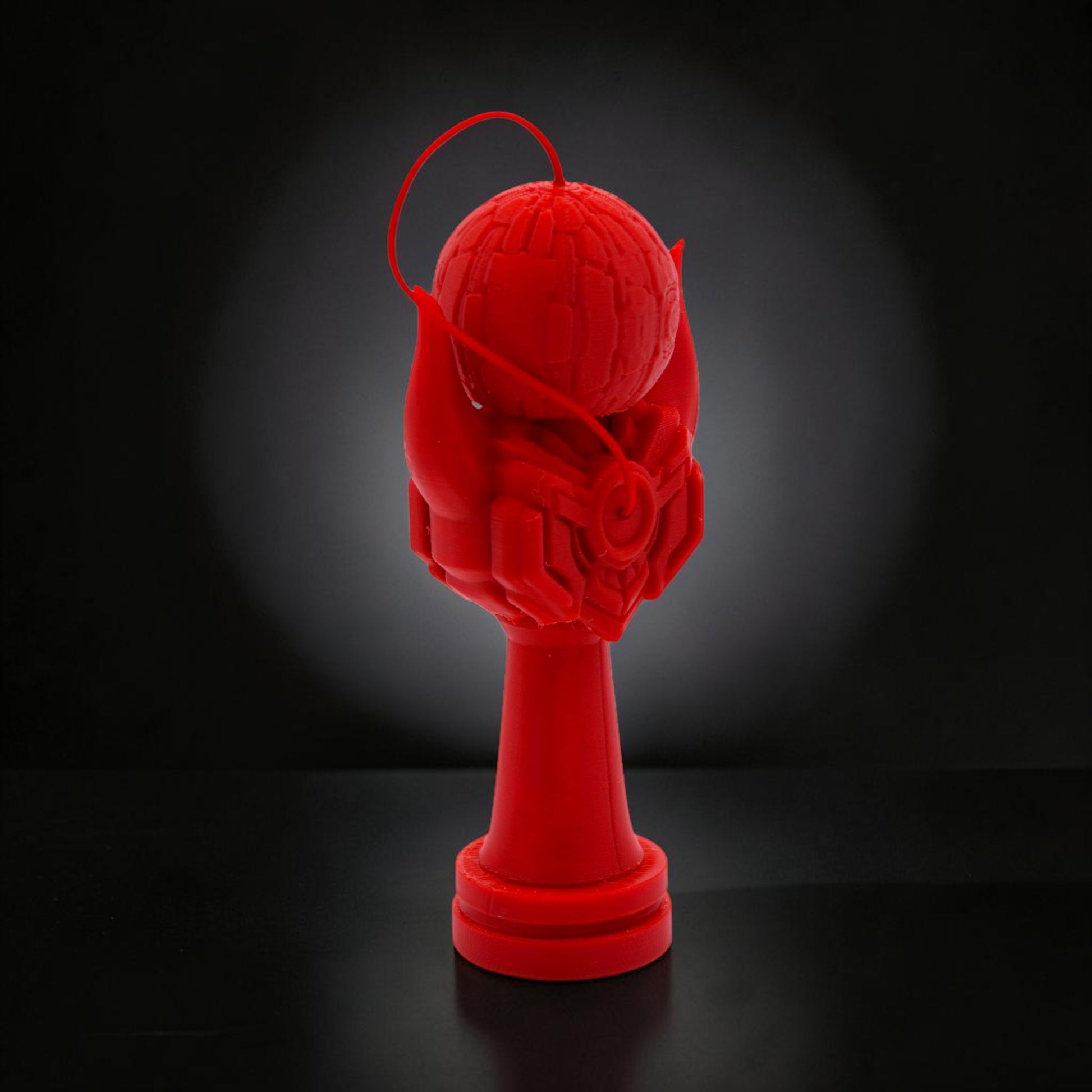Kendama Geeker Iron S roșu, din fier, cu design inspirat de armură, pentru control și precizie.