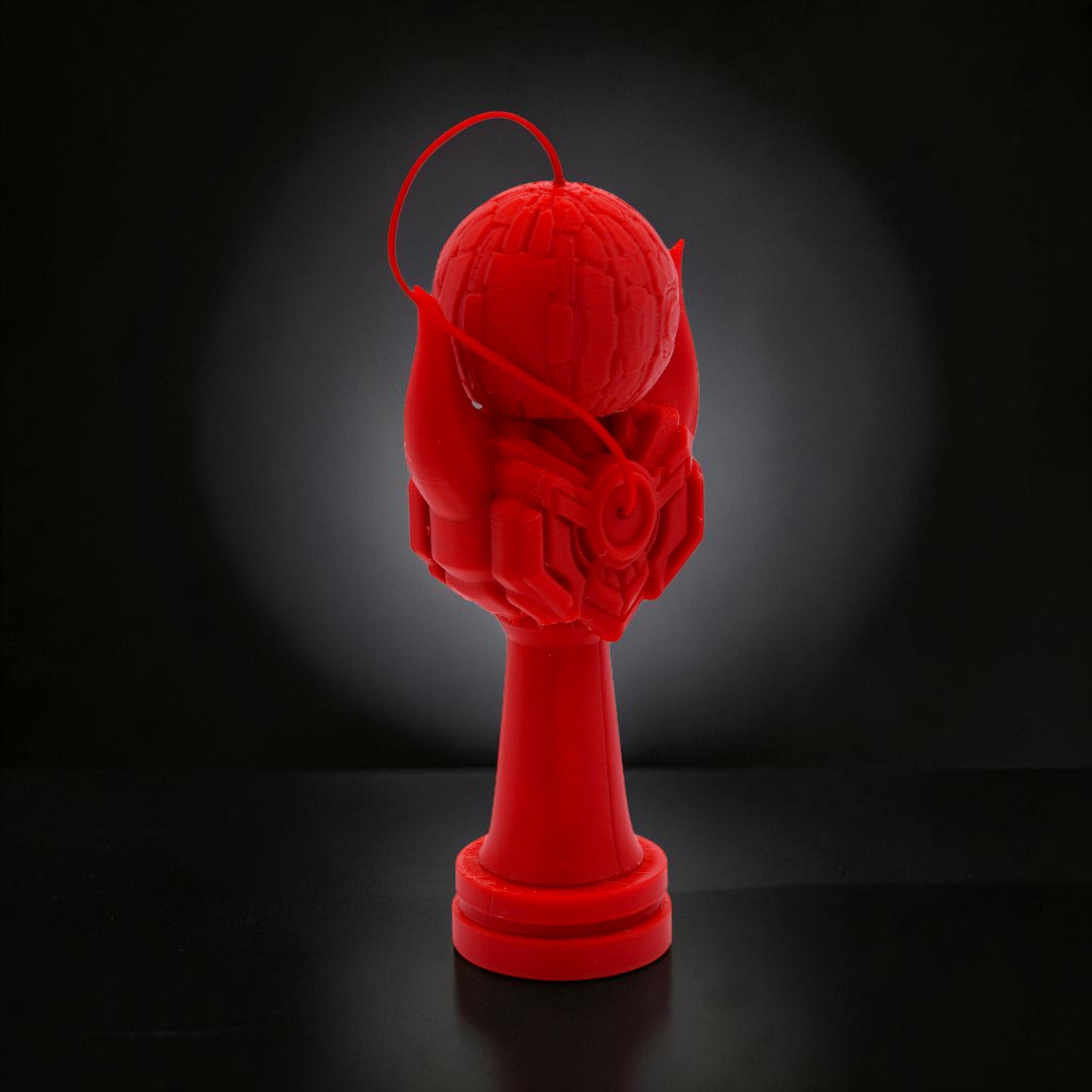 Kendama Geeker Iron S roșu, din fier, cu design inspirat de armură, pentru control și precizie.