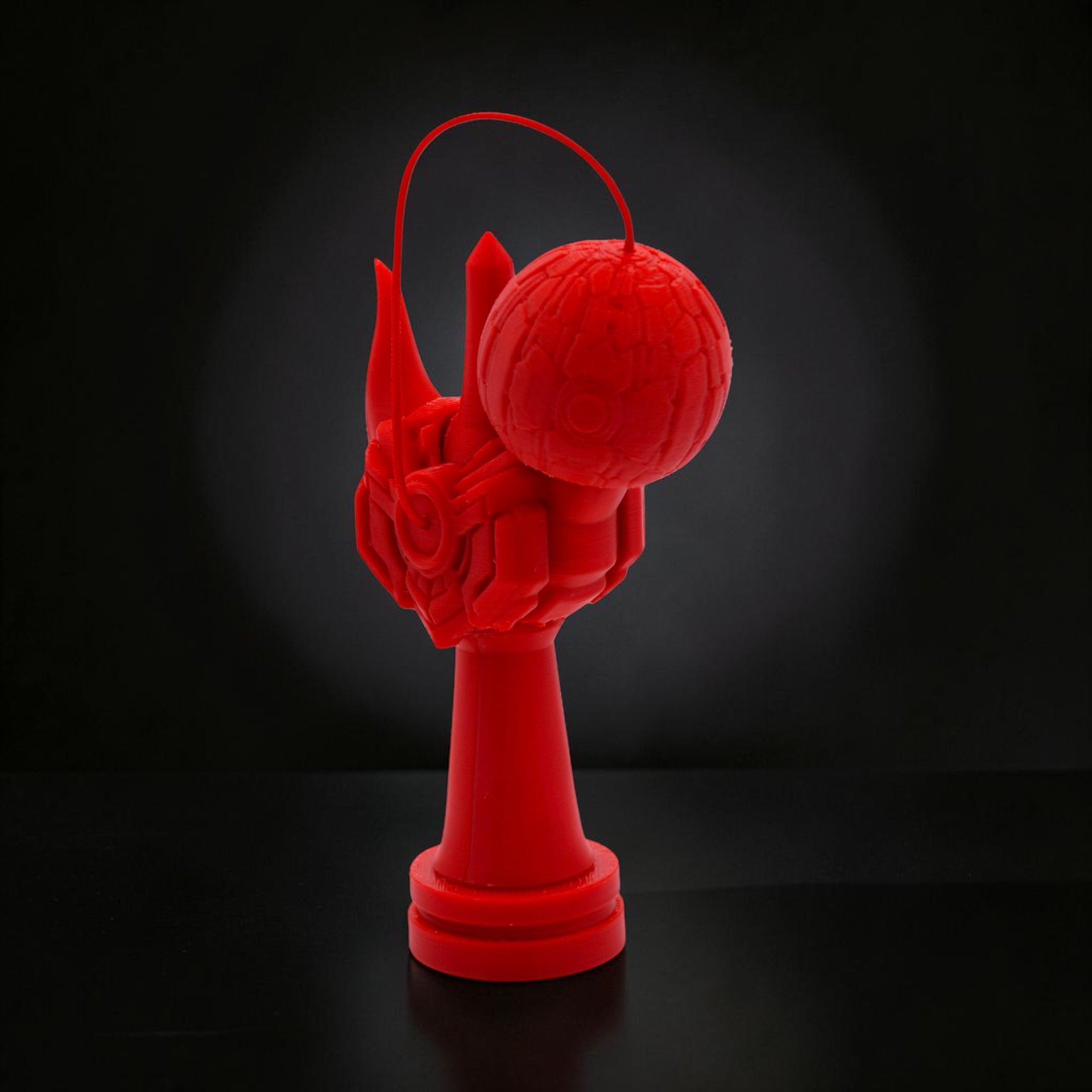 Kendama Geeker Iron S roșu, din plastic, cu design futurist, ideal pentru jucători avansați.