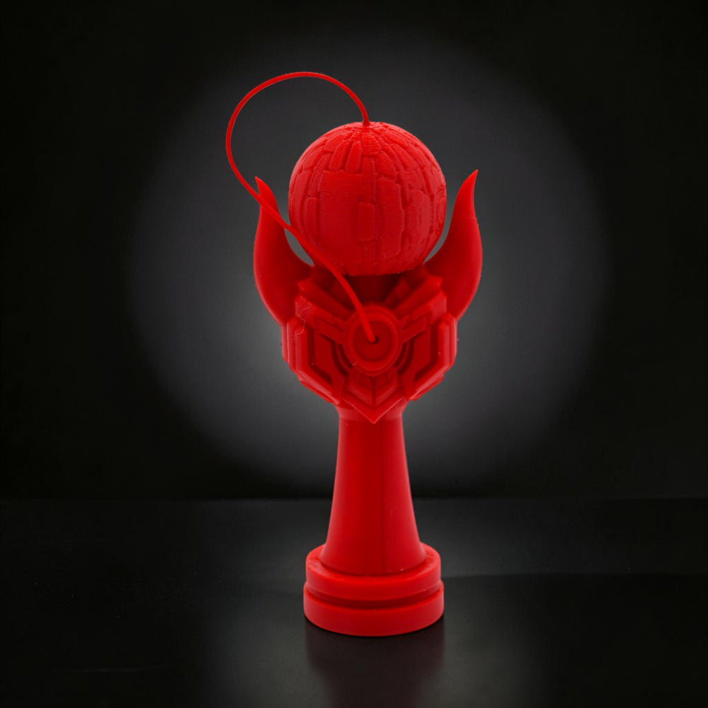 Kendama Geeker Iron S roșu, din plastic, cu design inspirat de armură, perfect pentru control și precizie.