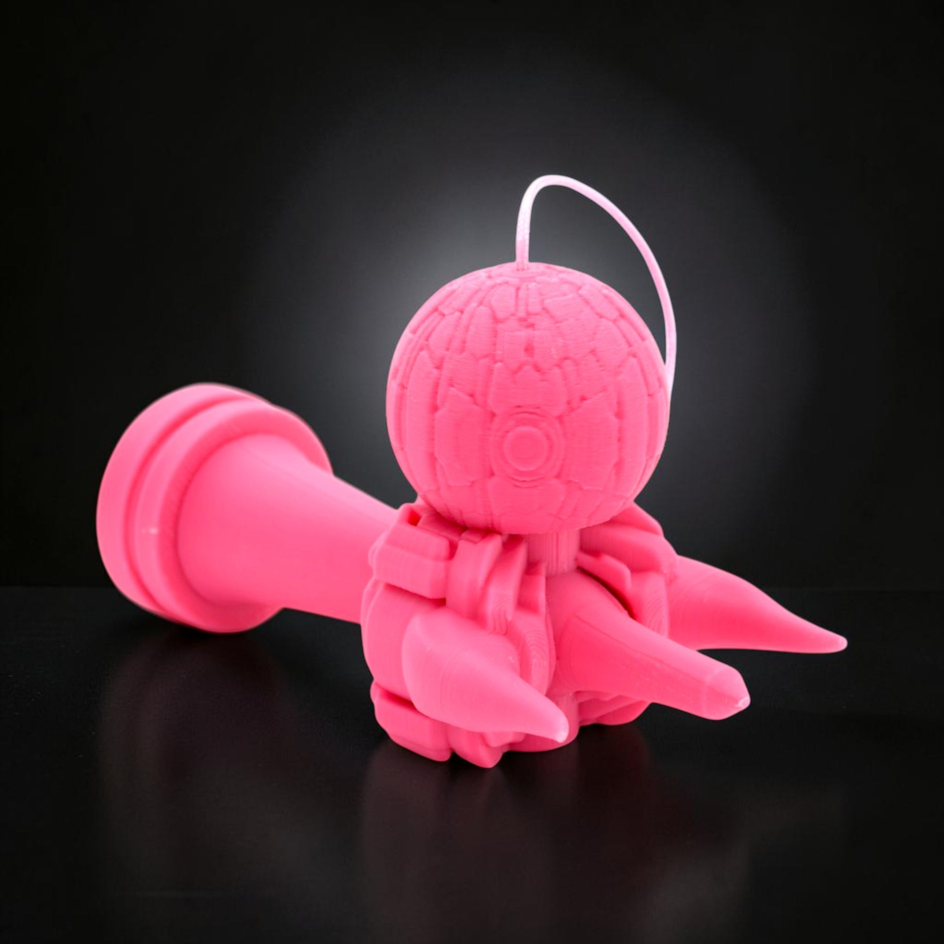 Tom GO Kendama Geeker Iron S, roz, din plastic, cu un design inspirat de armură, ideal pentru jucători experimentați.