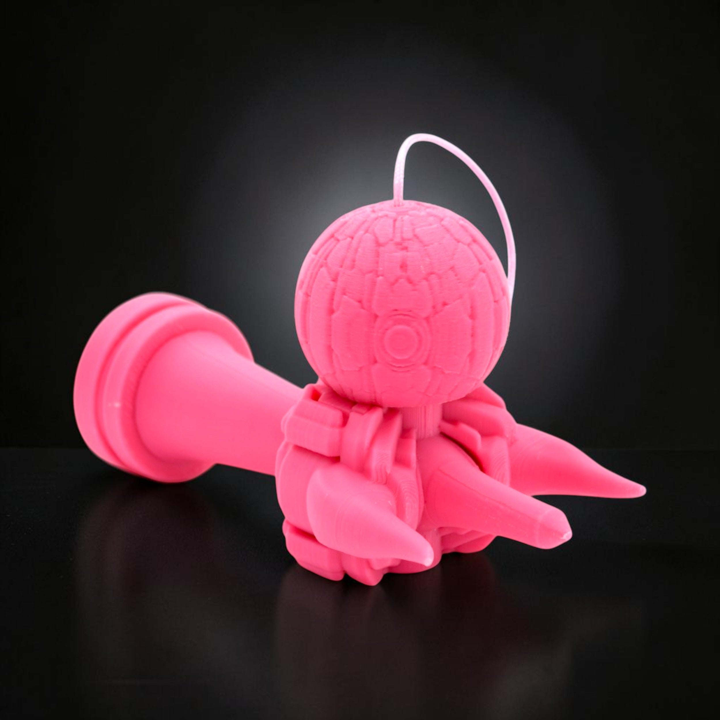 Tom GO Kendama Geeker Iron S, roz, din plastic, cu un design inspirat de armură, ideal pentru jucători experimentați.