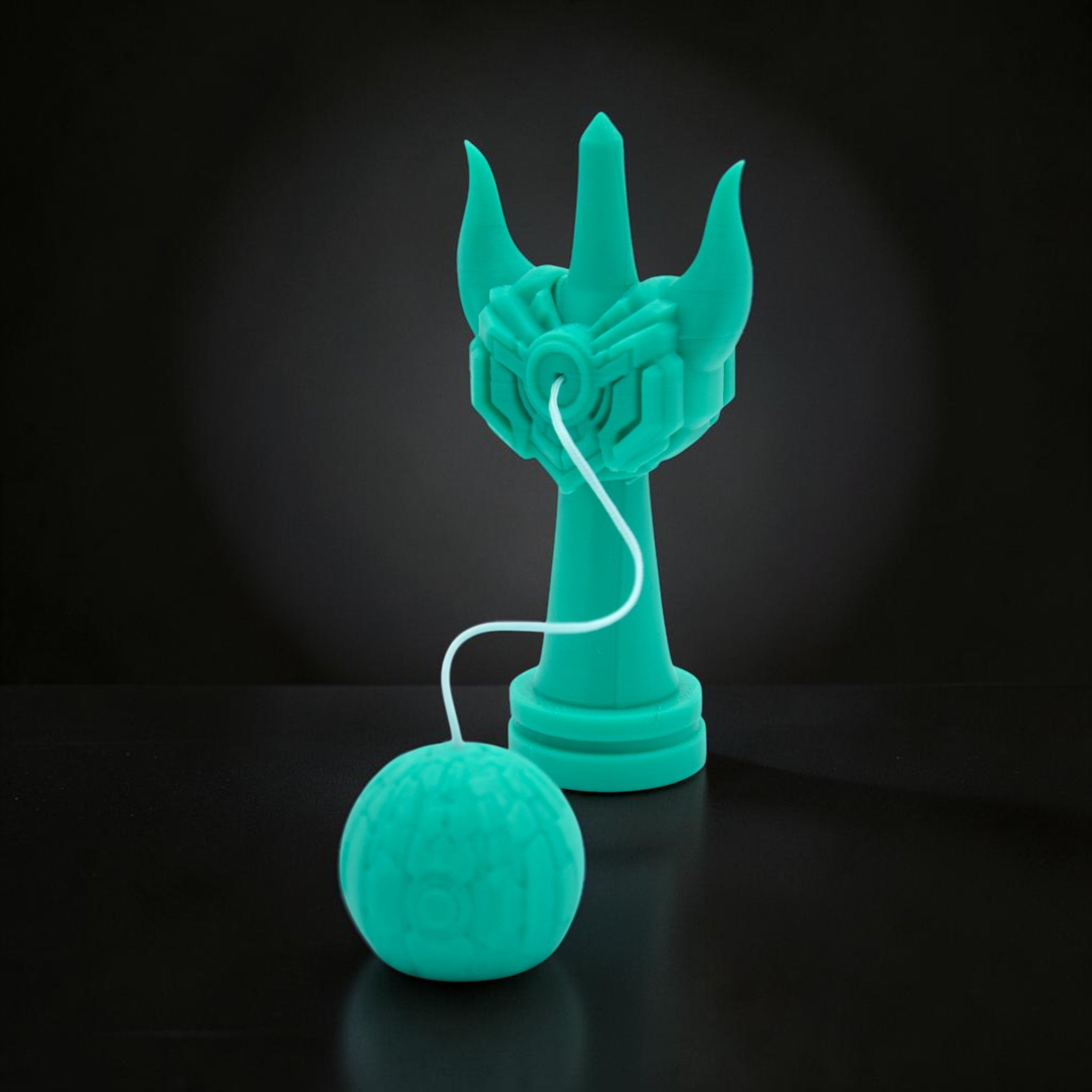 Kendama Geeker Iron S de Tom Go, turcoaz, cu un design inspirat de armură, perfect pentru control și precizie.