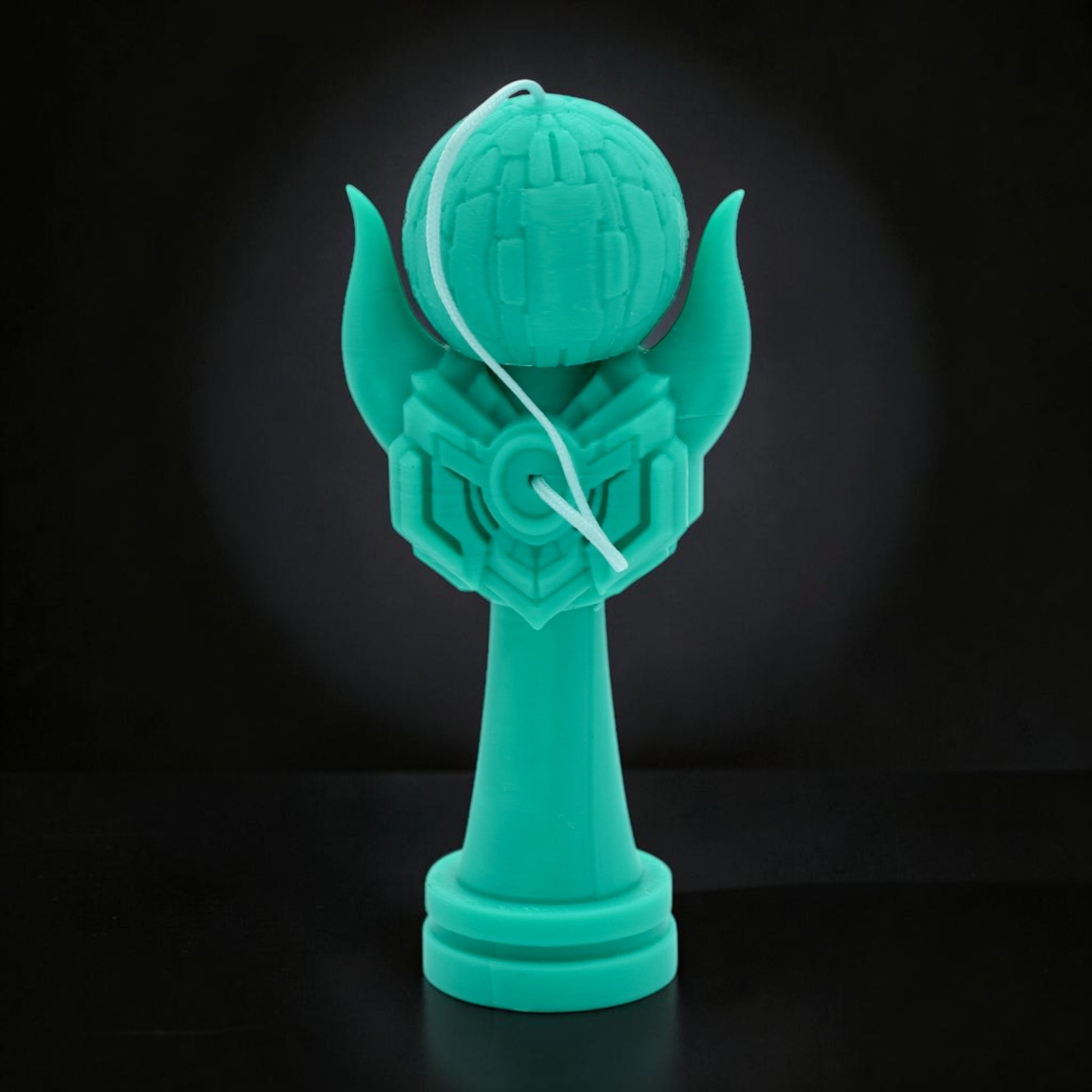 Kendama Geeker Iron S, turcoaz, din plastic, cu un design futurist și șnur alb.