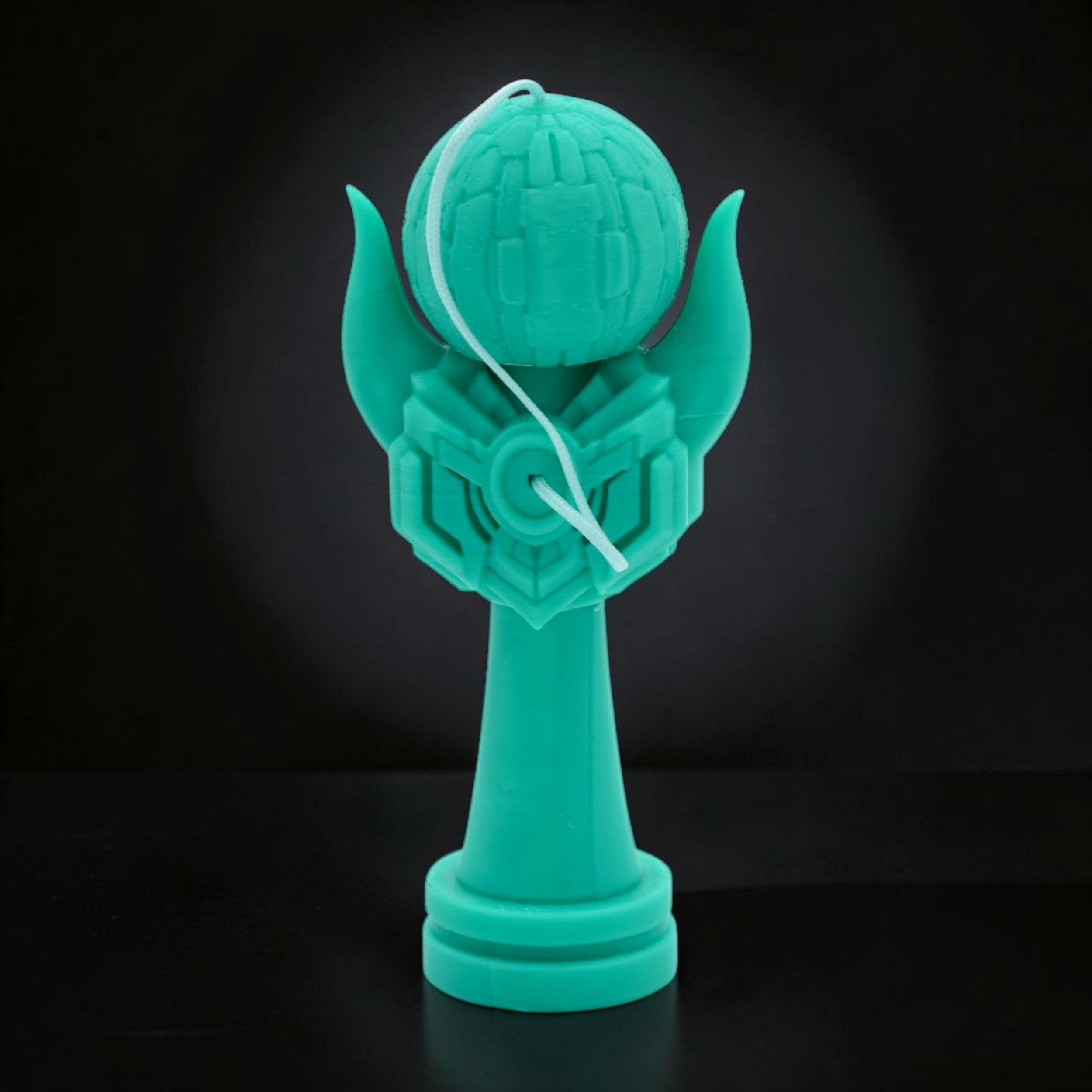 Kendama Geeker Iron S, turcoaz, din plastic, cu un design futurist și șnur alb.