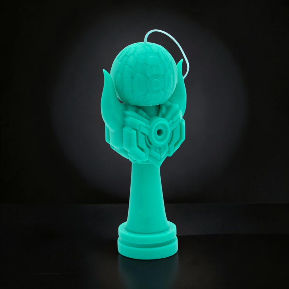 Tom GO Kendama Geeker Iron S, o jucărie de echilibru turcoaz, cu un design inspirat de armură, pentru performanță.