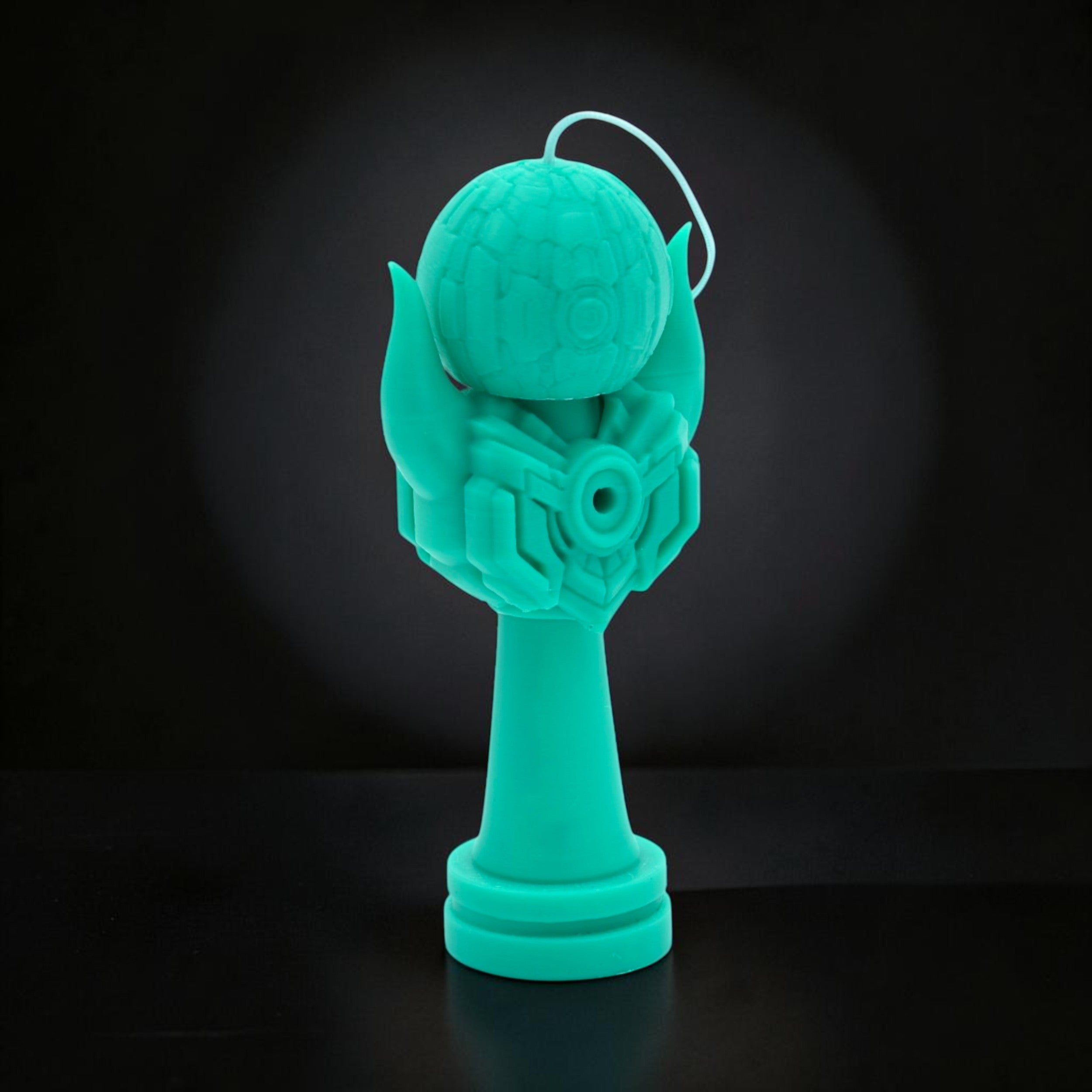 Tom GO Kendama Geeker Iron S, o jucărie de echilibru turcoaz, cu un design inspirat de armură, pentru performanță.