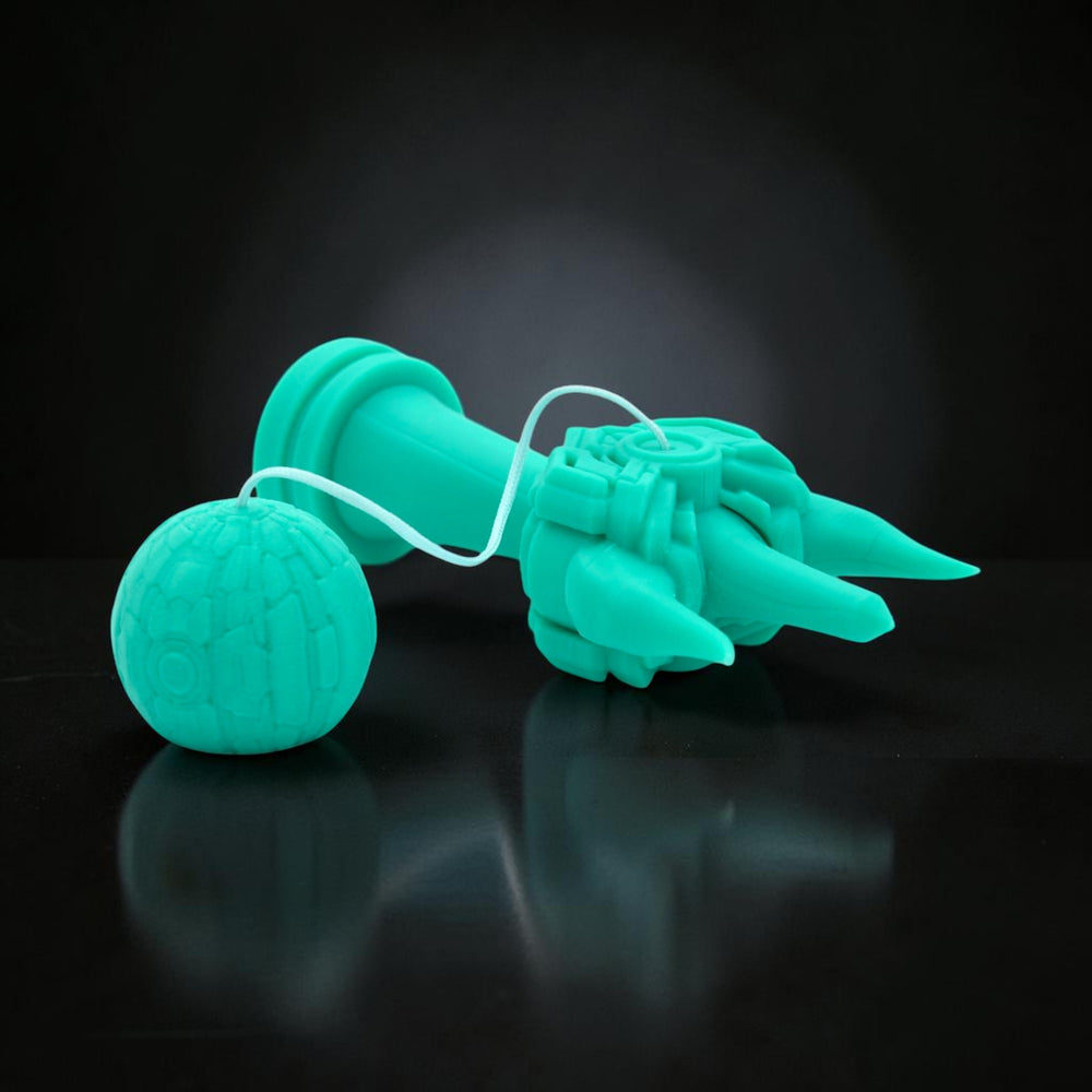 Tom GO Kendama Geeker Iron S, o jucărie de precizie din fier, de culoare turcoaz, cu un design futurist.