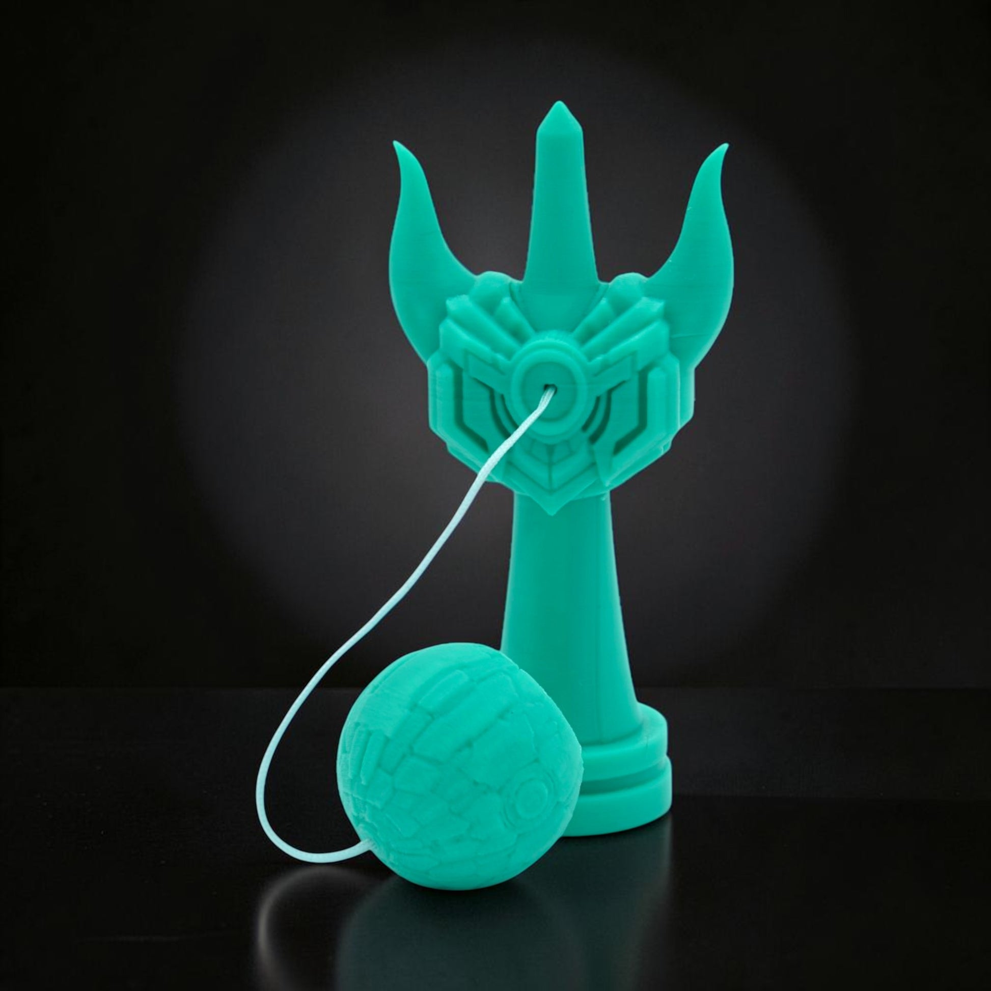 Tom GO Kendama Geeker Iron S, turcoaz, din plastic, cu un design inspirat de armură, ideal pentru jucători experimentați.