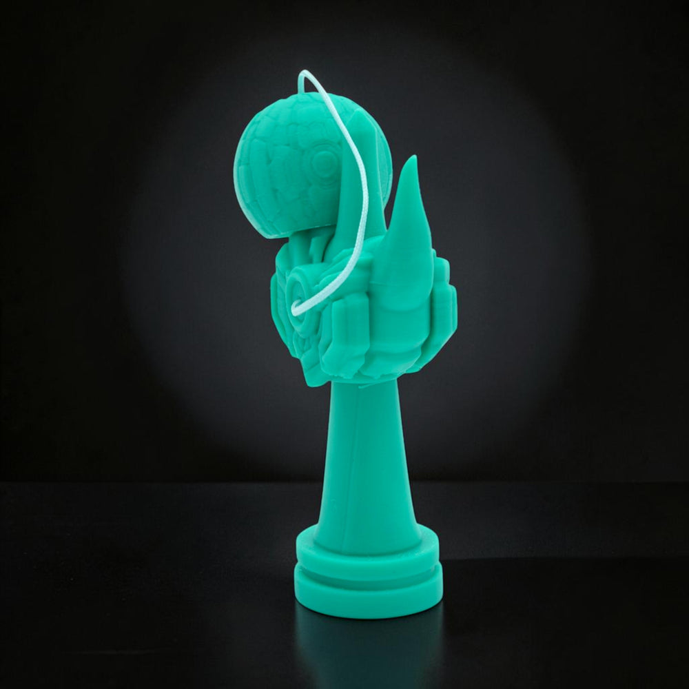 Kendama Geeker Iron S, turcoaz, din plastic, cu un design futurist și o sfoară albă, perfectă pentru colecționari.