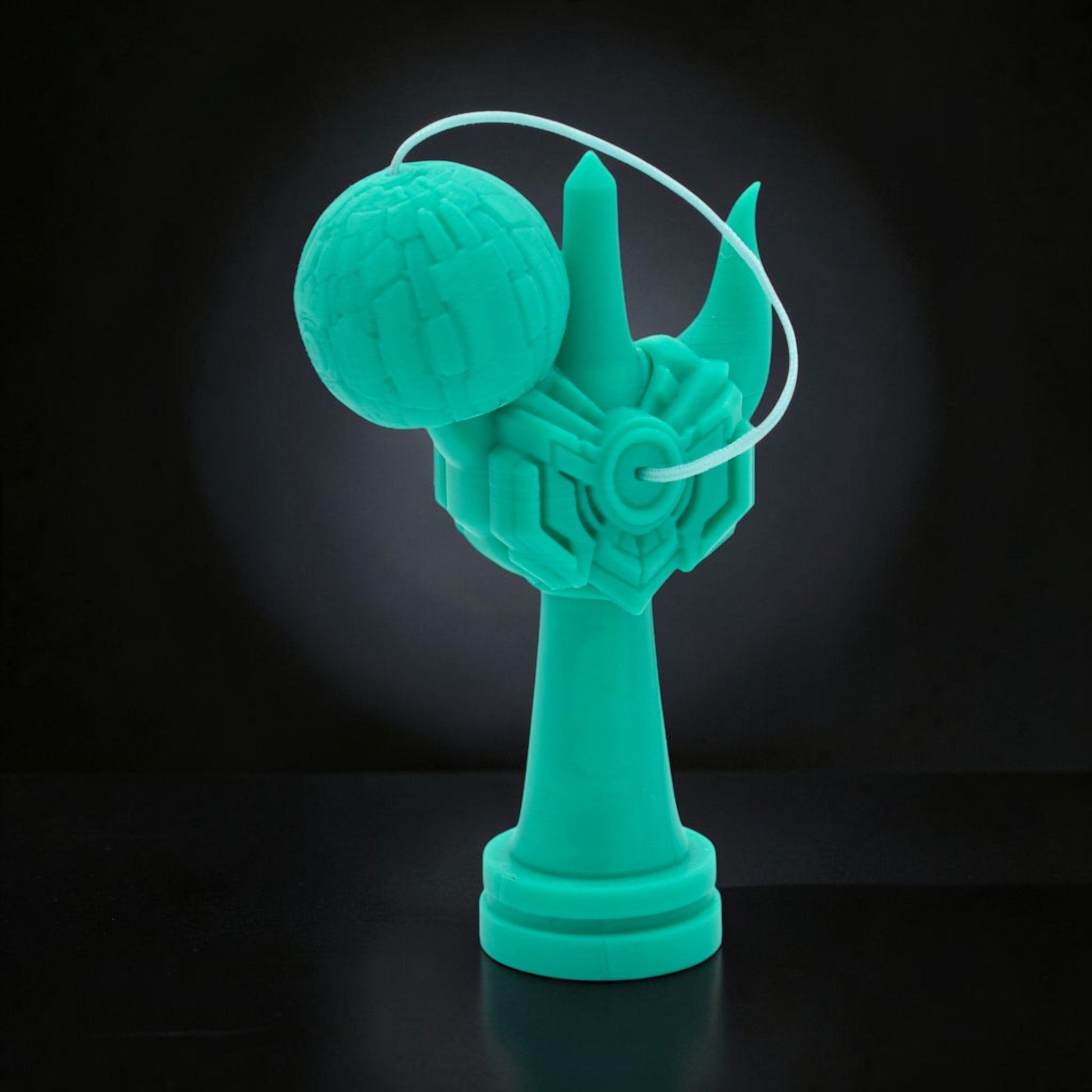 Tom GO Kendama Geeker Iron S, turcoaz, din plastic, cu design futurist, ideal pentru jucători avansați.