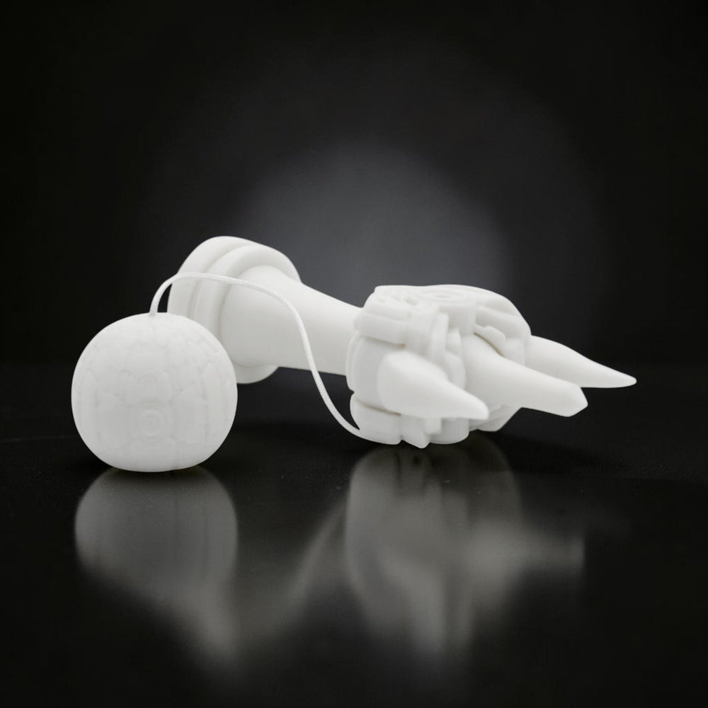 Tom GO Kendama Geeker Iron S, alb, din fier, cu design inspirat de armură, pentru precizie și control.