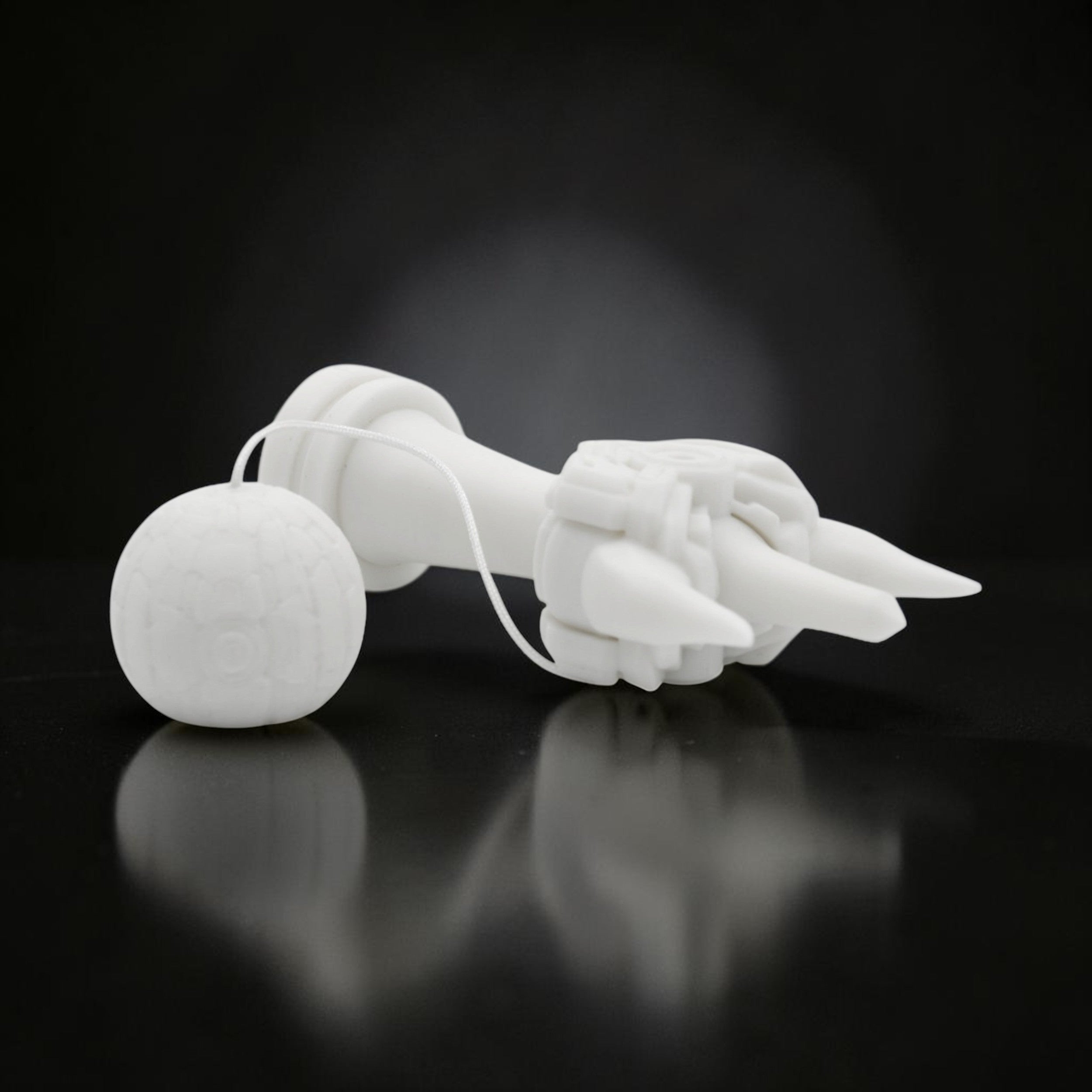 Tom GO Kendama Geeker Iron S, alb, din fier, cu design inspirat de armură, pentru precizie și control.