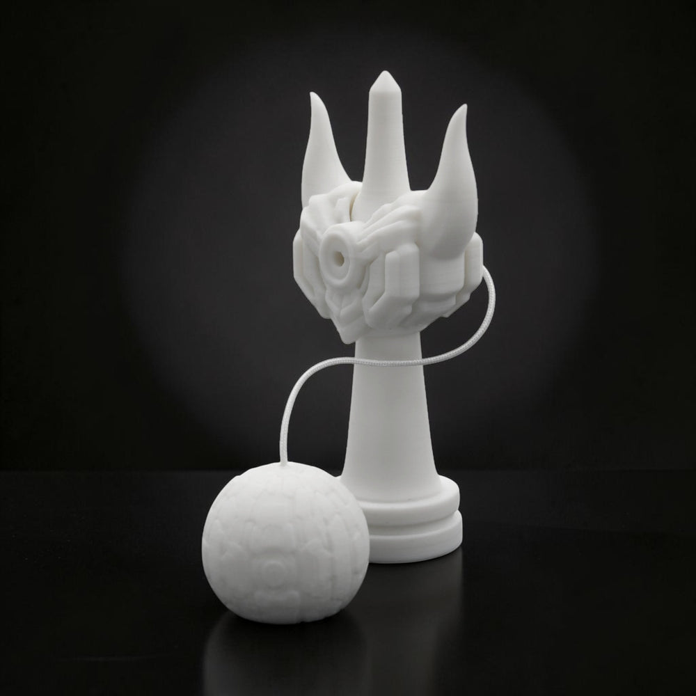 Tom GO Kendama Geeker Iron S, albă, din plastic, cu design inspirat de armură, pentru control și precizie.