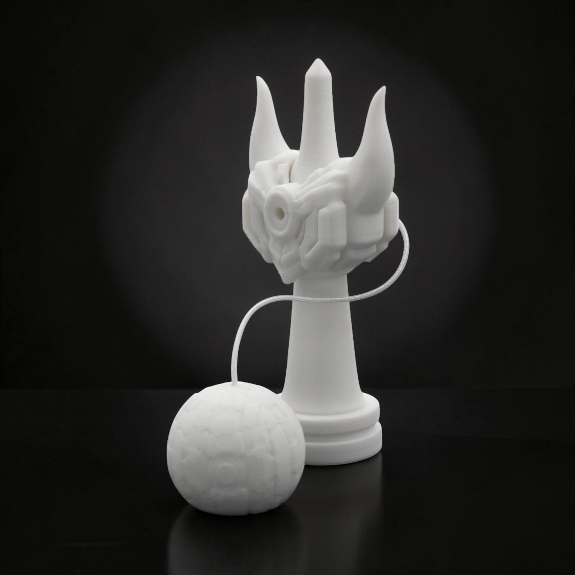Tom GO Kendama Geeker Iron S, albă, din plastic, cu design inspirat de armură, pentru control și precizie.