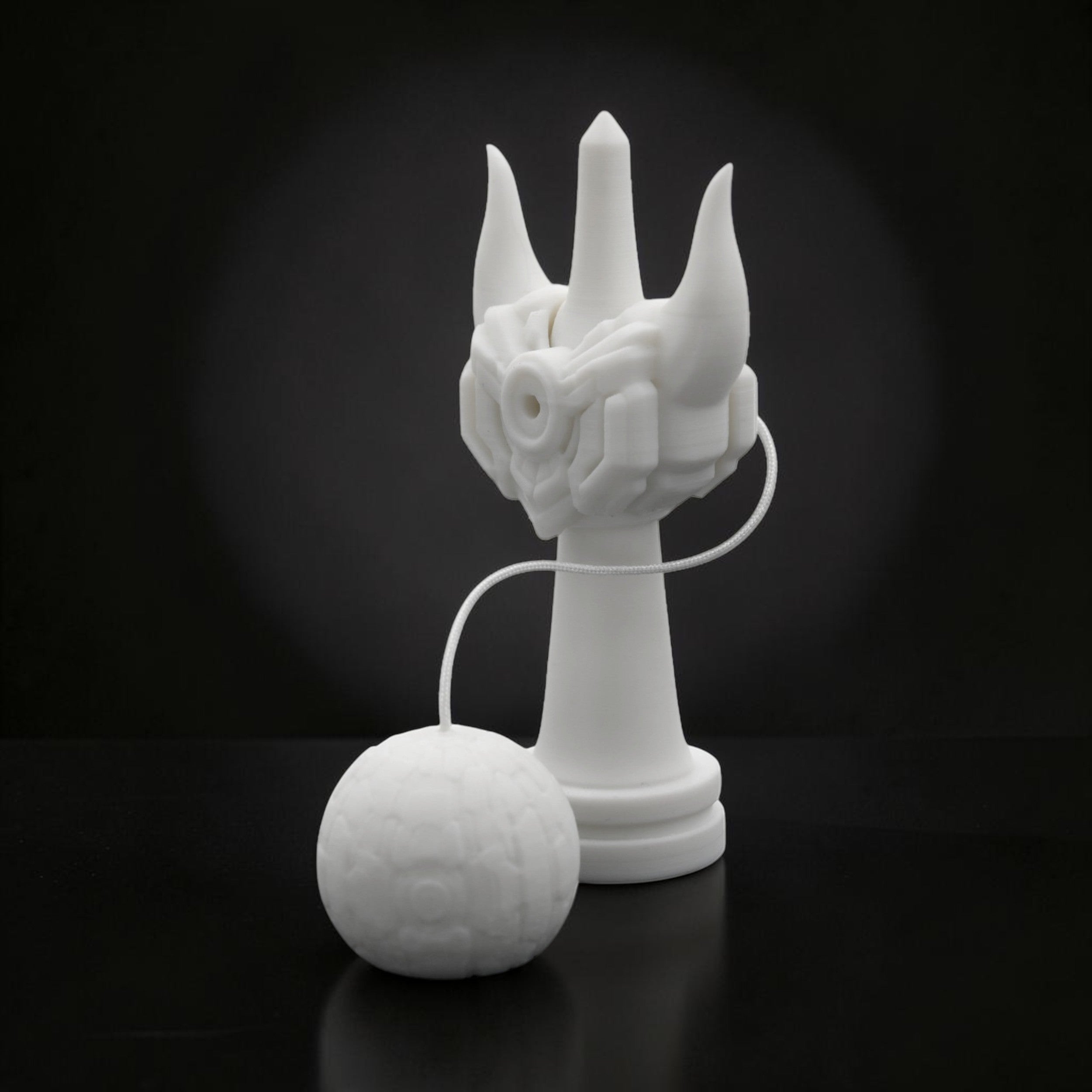 Tom GO Kendama Geeker Iron S, albă, din plastic, cu design inspirat de armură, pentru control și precizie.