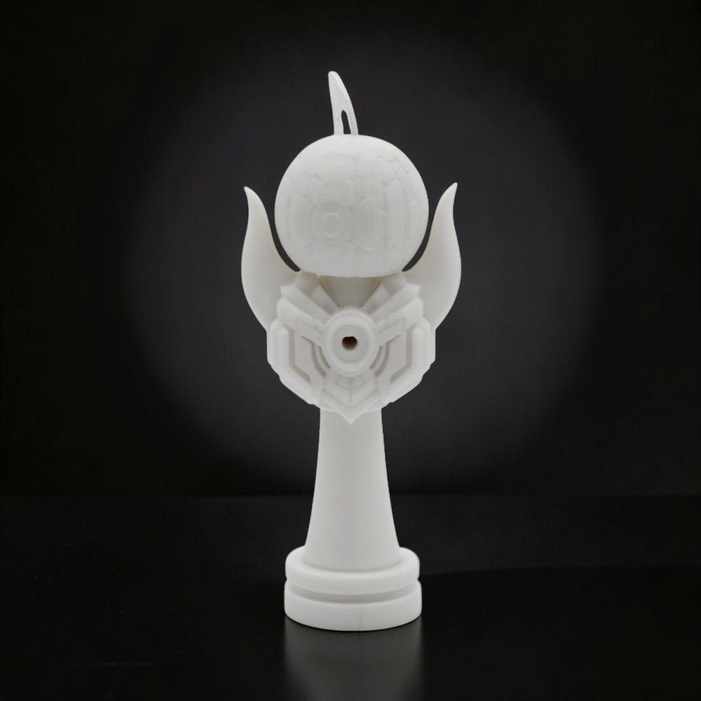 Tom GO Kendama Geeker Iron S, alb, din plastic, cu design inspirat de armură, pentru control și precizie.