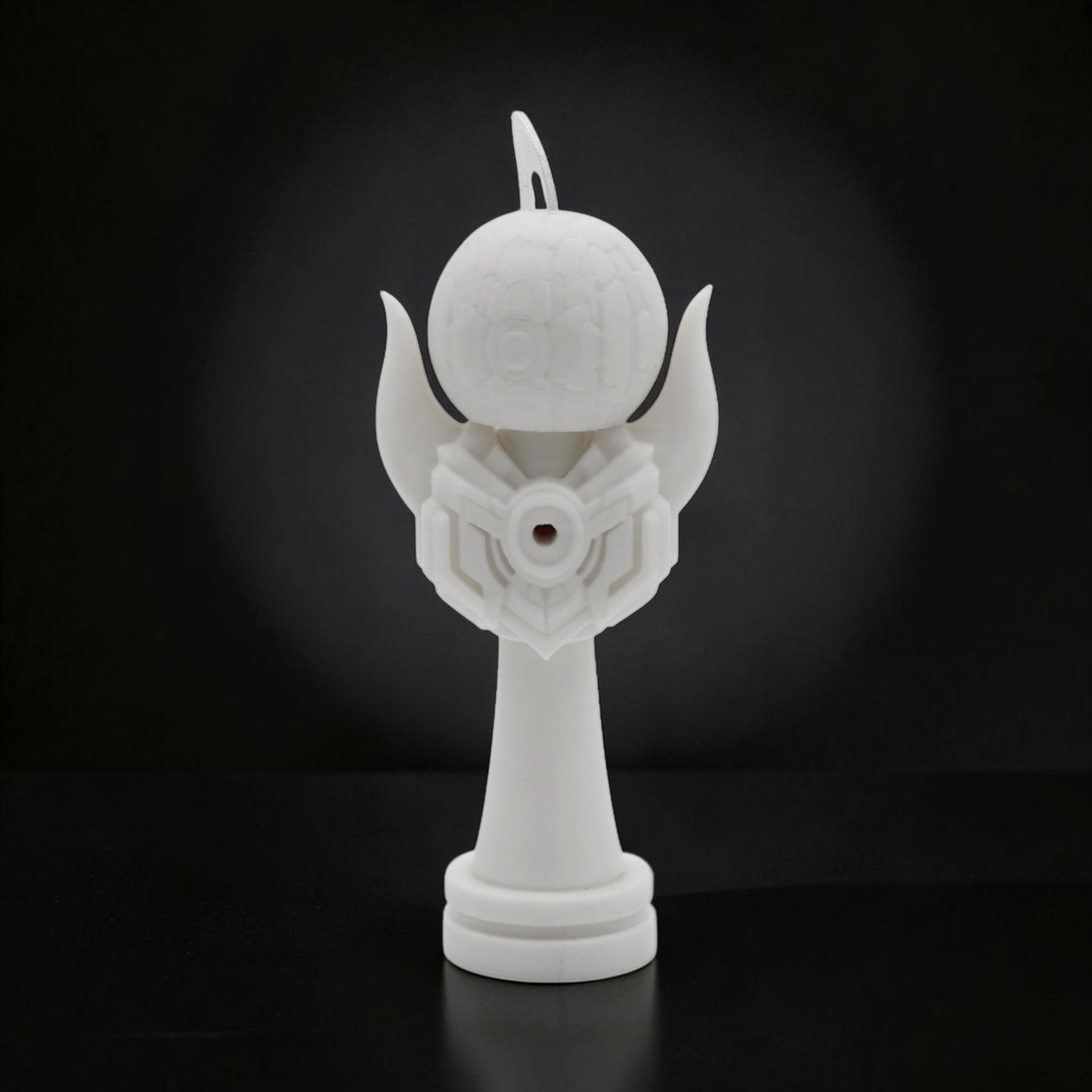 Tom GO Kendama Geeker Iron S, alb, din plastic, cu design inspirat de armură, pentru control și precizie.