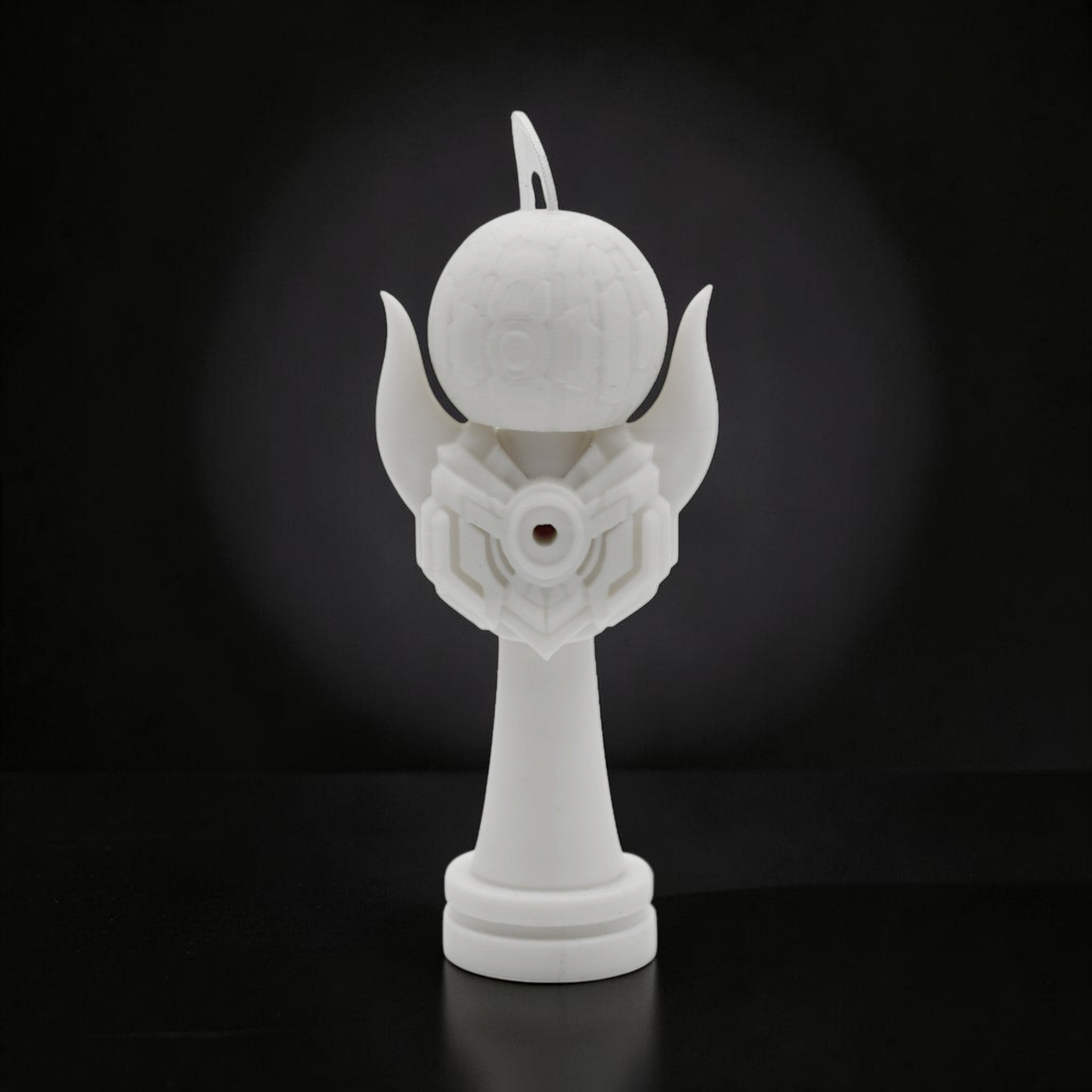 Tom GO Kendama Geeker Iron S, alb, din plastic, cu design inspirat de armură, pentru control și precizie.