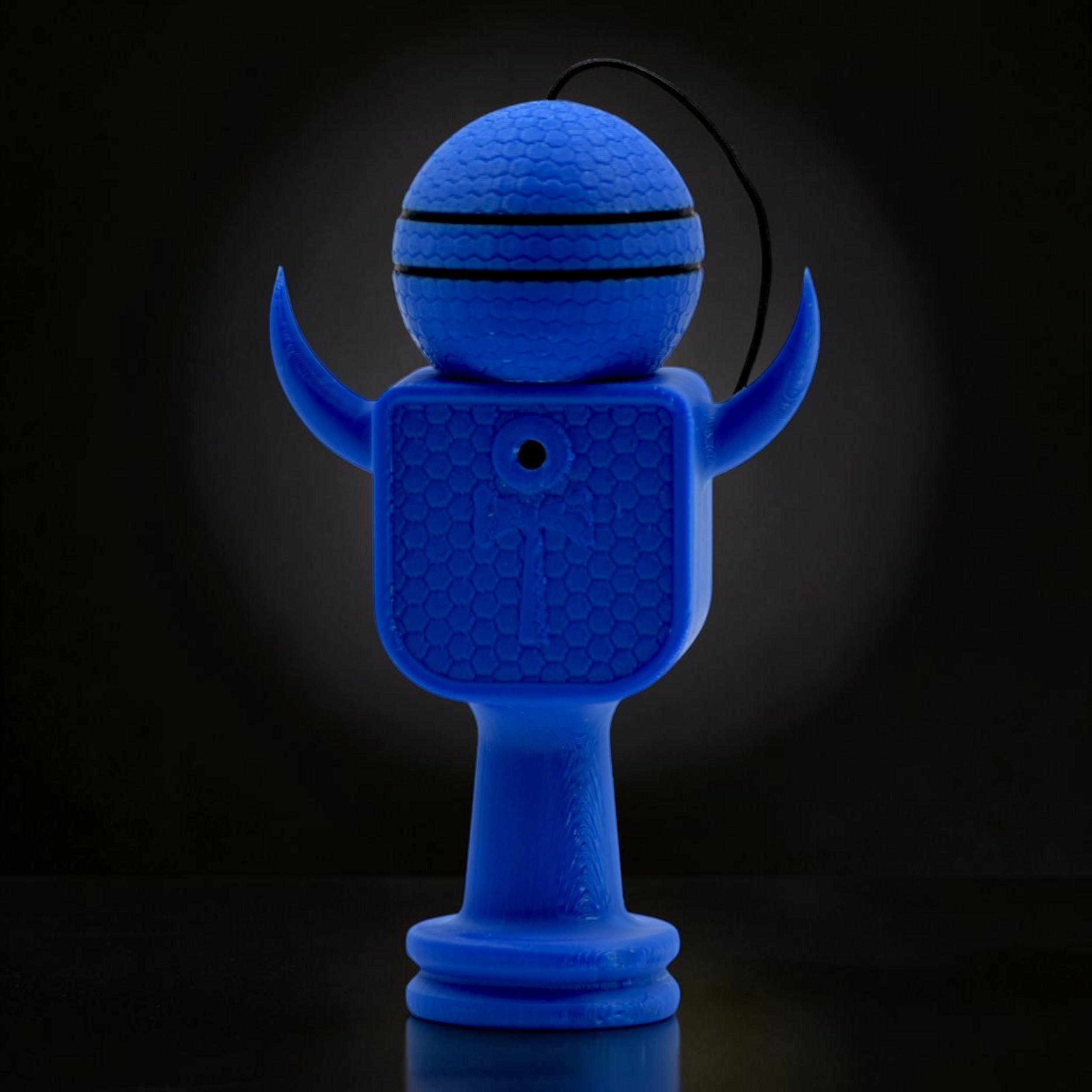 Kendama Geeker XLine M albastru, cu textură fagure și dungi negre pe bilă. Tom GO.