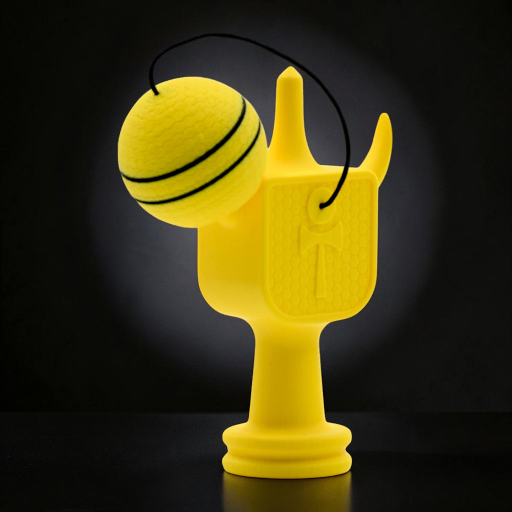 Kendama Geeker XLine M galben, din plastic rezistent, cu bilă galbenă cu dungi negre, de la Tom GO.