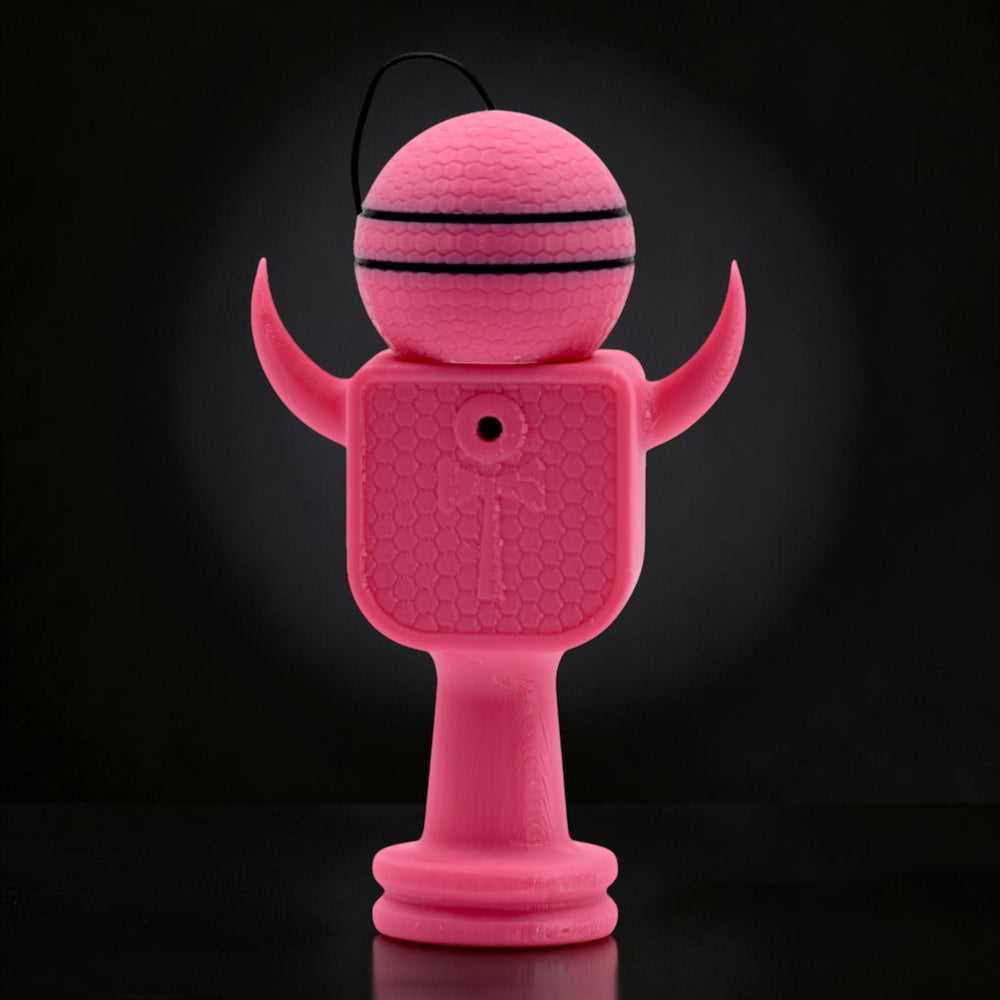 Kendama Geeker XLine M roz, cu bilă texturată și dungi negre, corp pătrat cu aripi și bază rotundă, de la Tom GO.