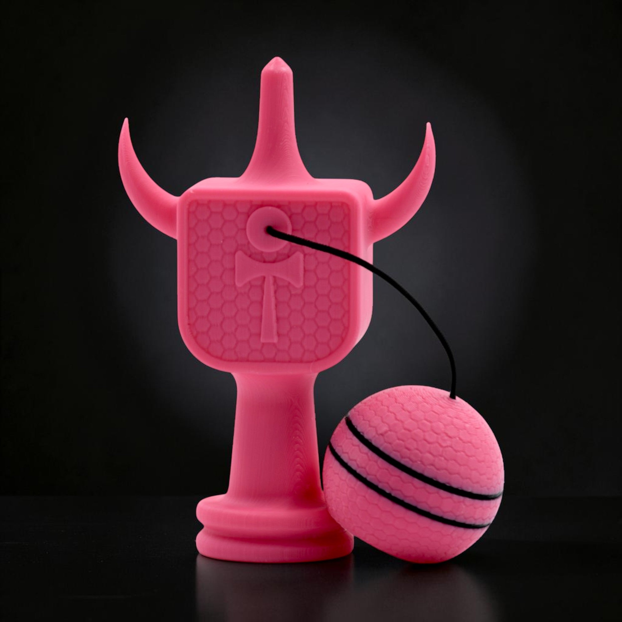 Kendama Geeker XLine M roz, din plastic rezistent, cu model fagure și șnur negru, de la Tom GO.