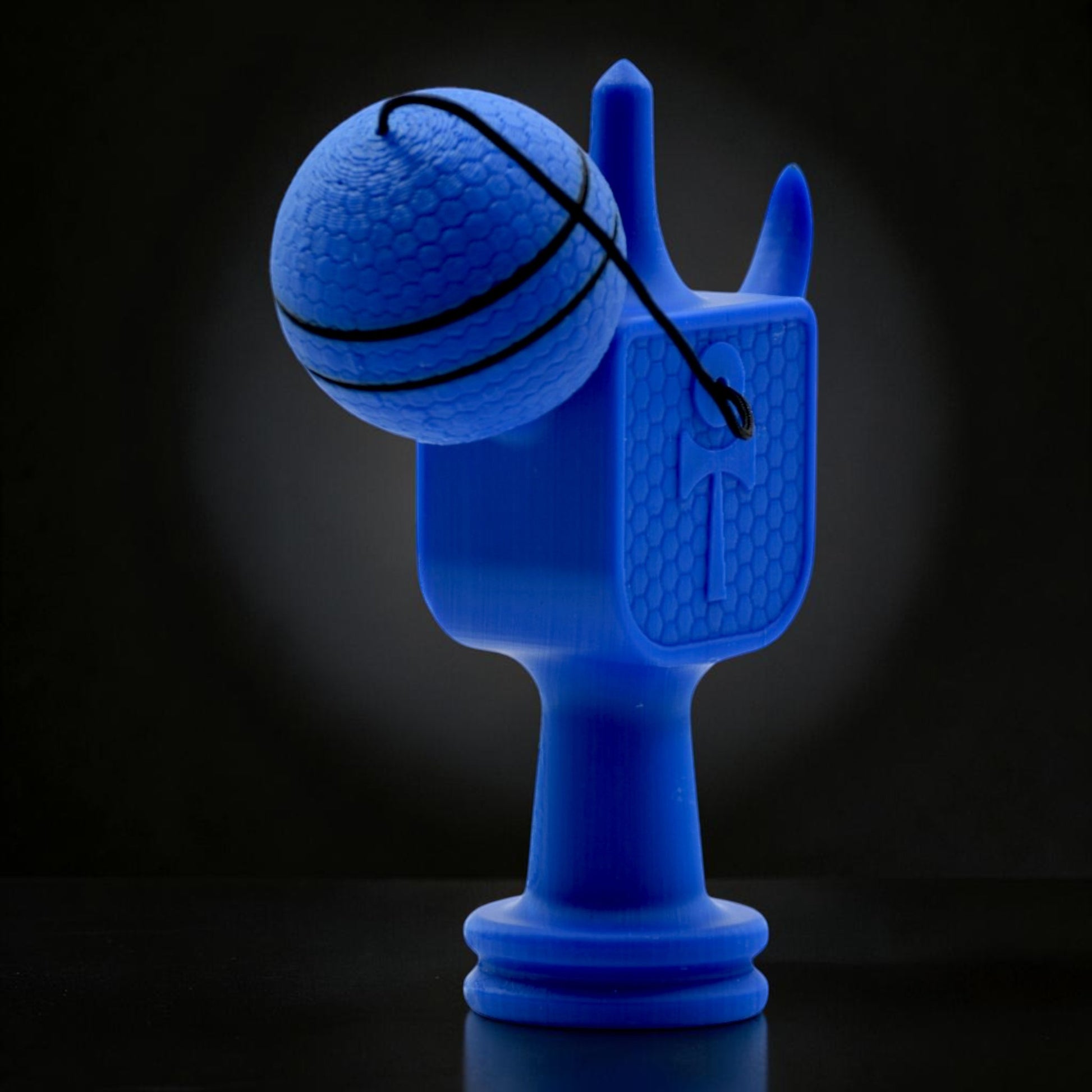 Tom GO Kendama Geeker XLine M albastru, din plastic, cu bilă atașată, ideal pentru jocuri de îndemânare.