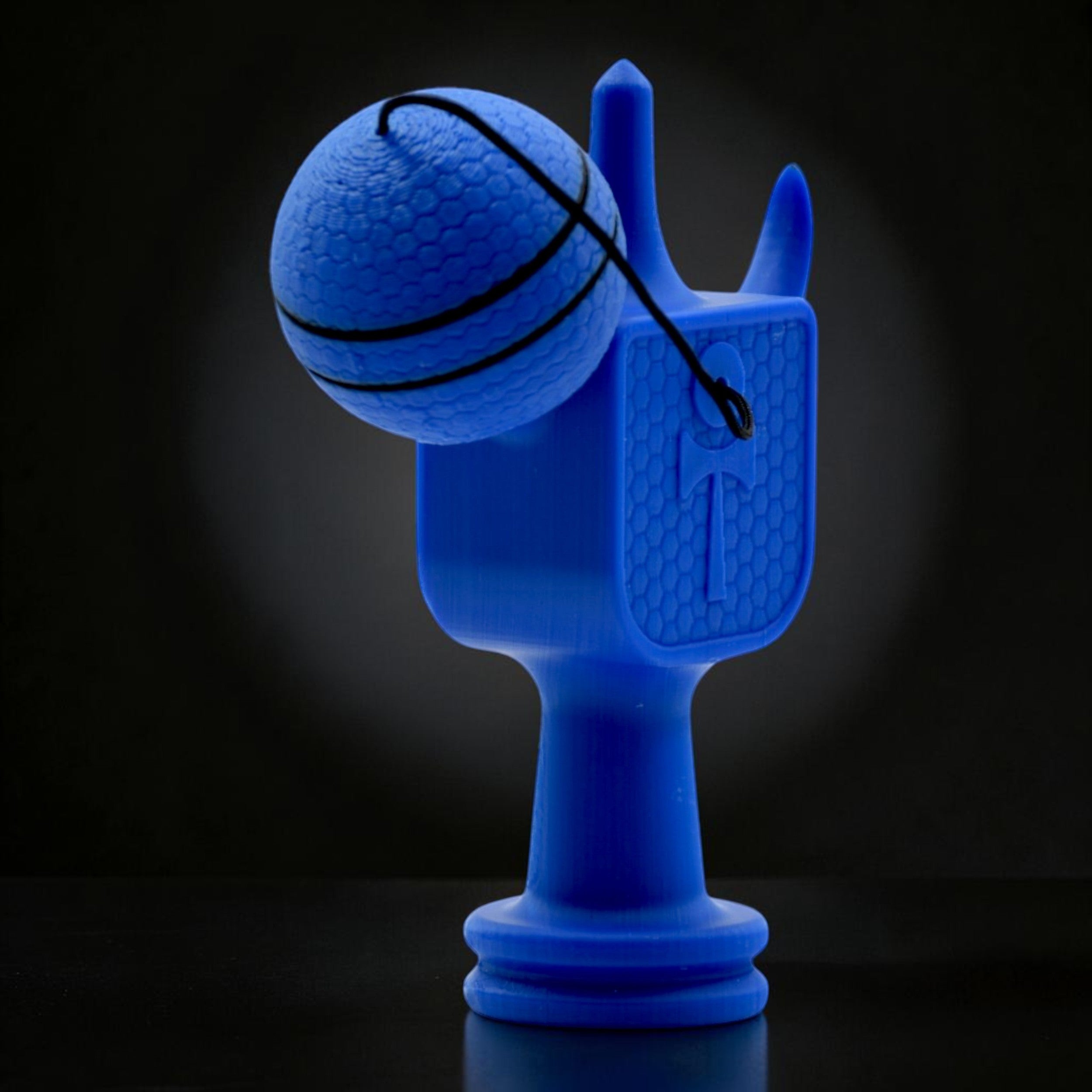 Tom GO Kendama Geeker XLine M albastru, din plastic, cu bilă atașată, ideal pentru jocuri de îndemânare.