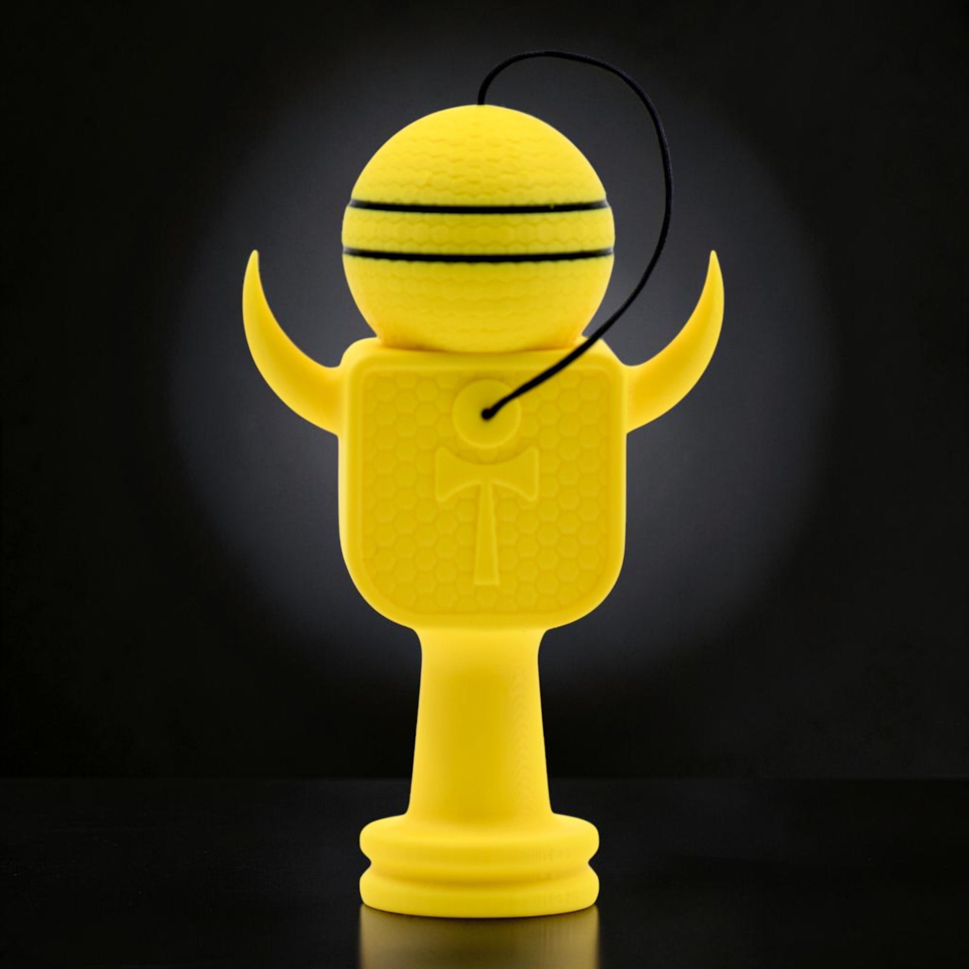 Tom GO Kendama Geeker XLine M galben, jucărie de rezistență, design unic cu dungi negre pe bilă.
